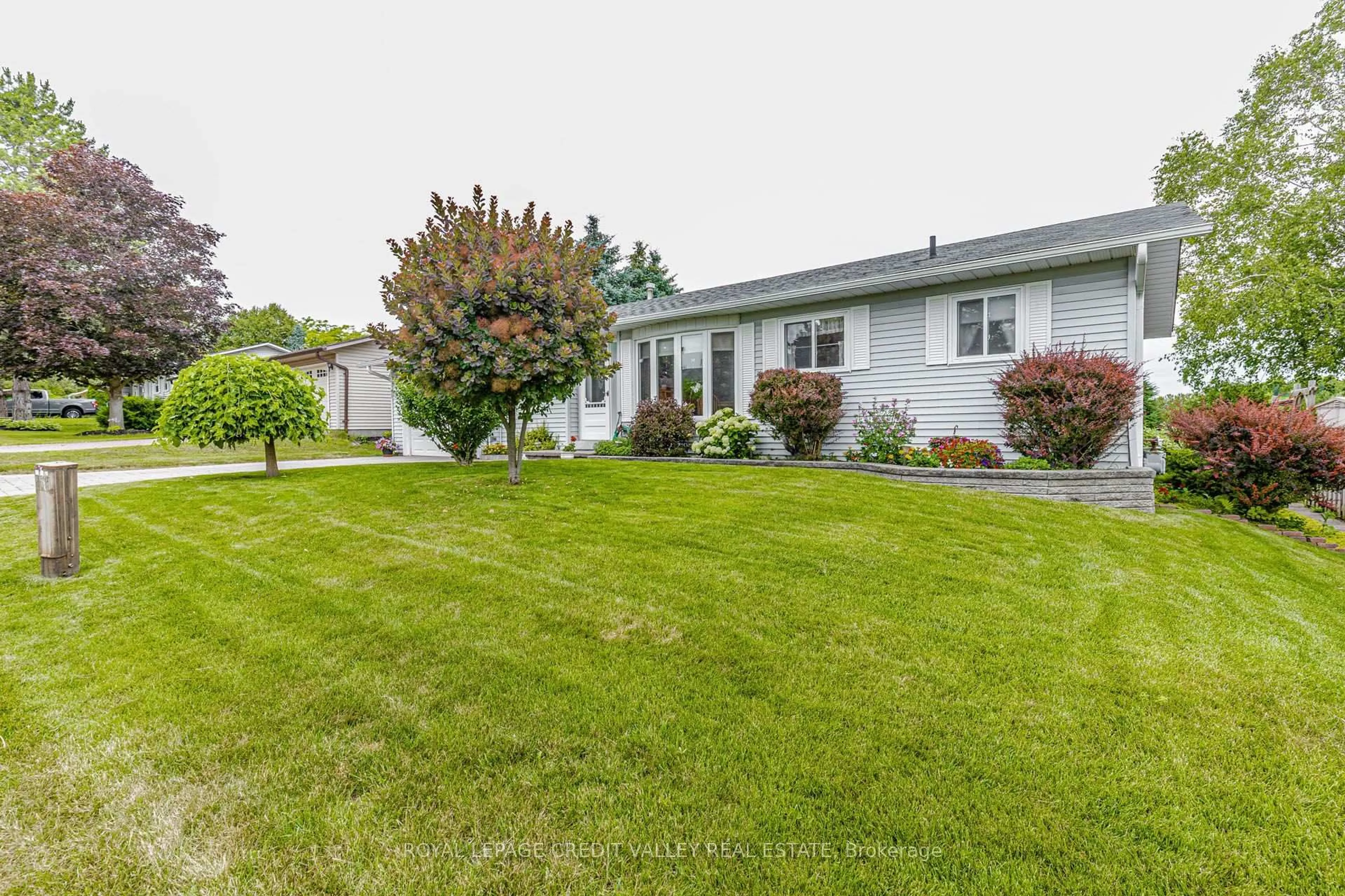 A pic from outside/outdoor area/front of a property/back of a property/a pic from drone, street for 118 Tecumseth Pines Dr, New Tecumseth Ontario L0G 1W0