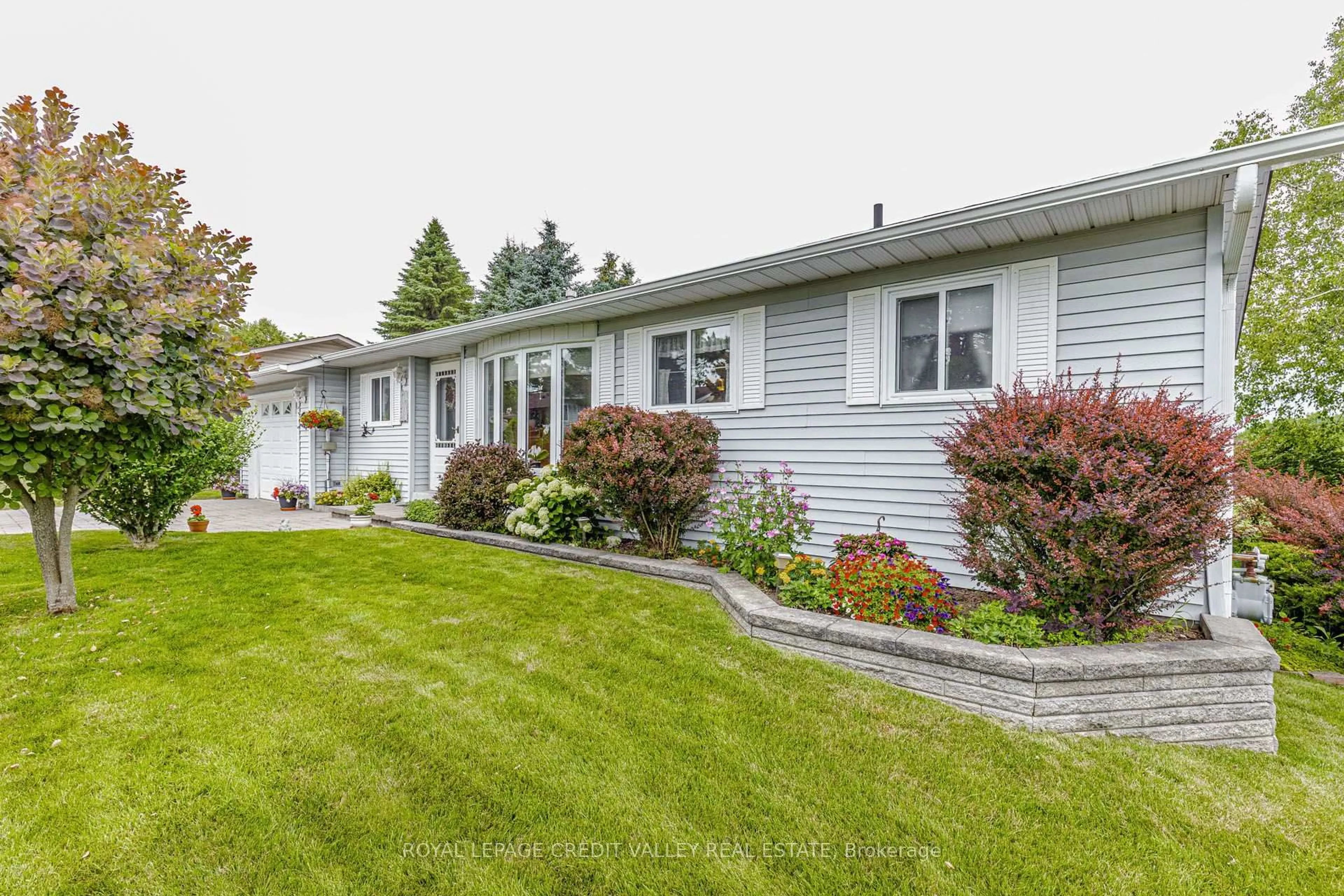 Home with vinyl exterior material, street for 118 Tecumseth Pines Dr, New Tecumseth Ontario L0G 1W0