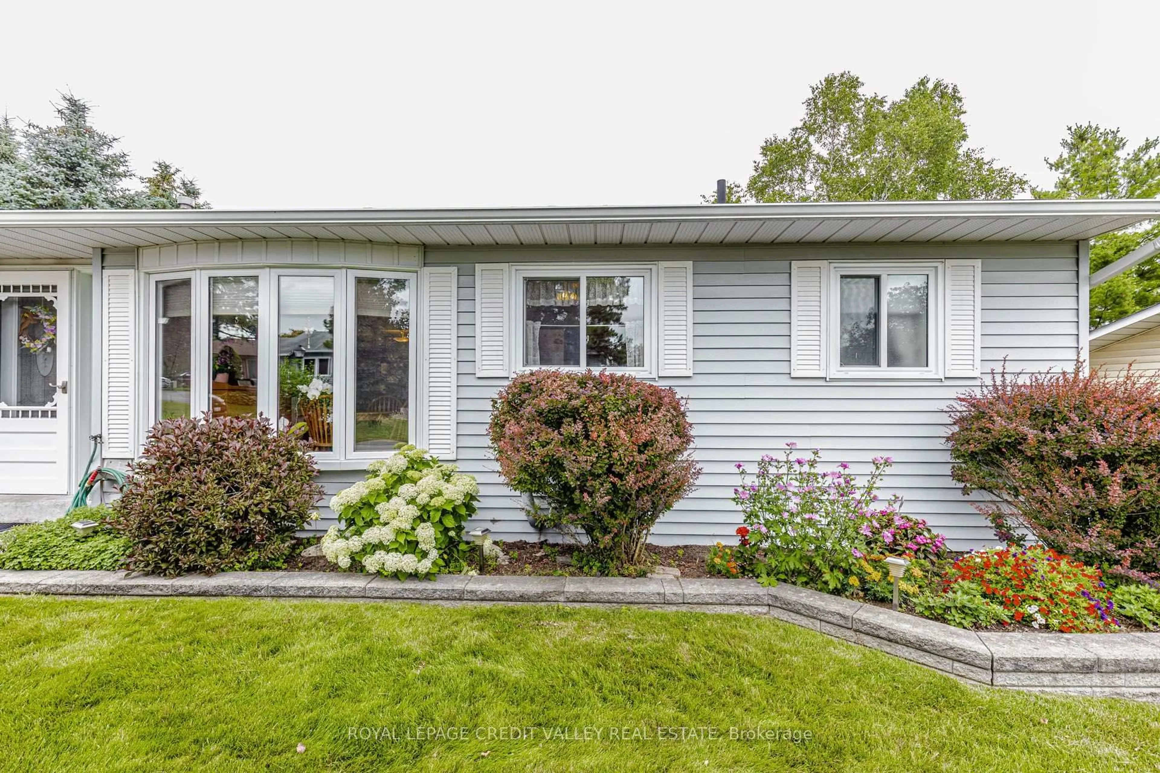 Home with vinyl exterior material, street for 118 Tecumseth Pines Dr, New Tecumseth Ontario L0G 1W0