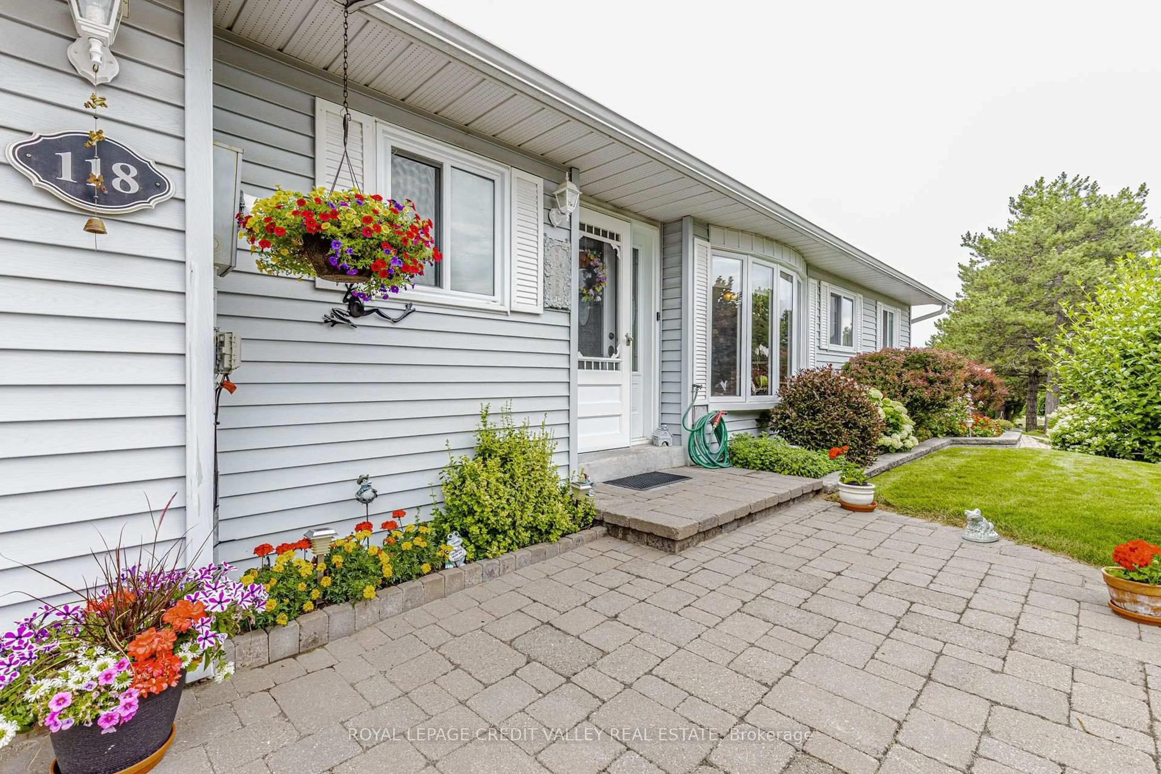 Patio, street for 118 Tecumseth Pines Dr, New Tecumseth Ontario L0G 1W0