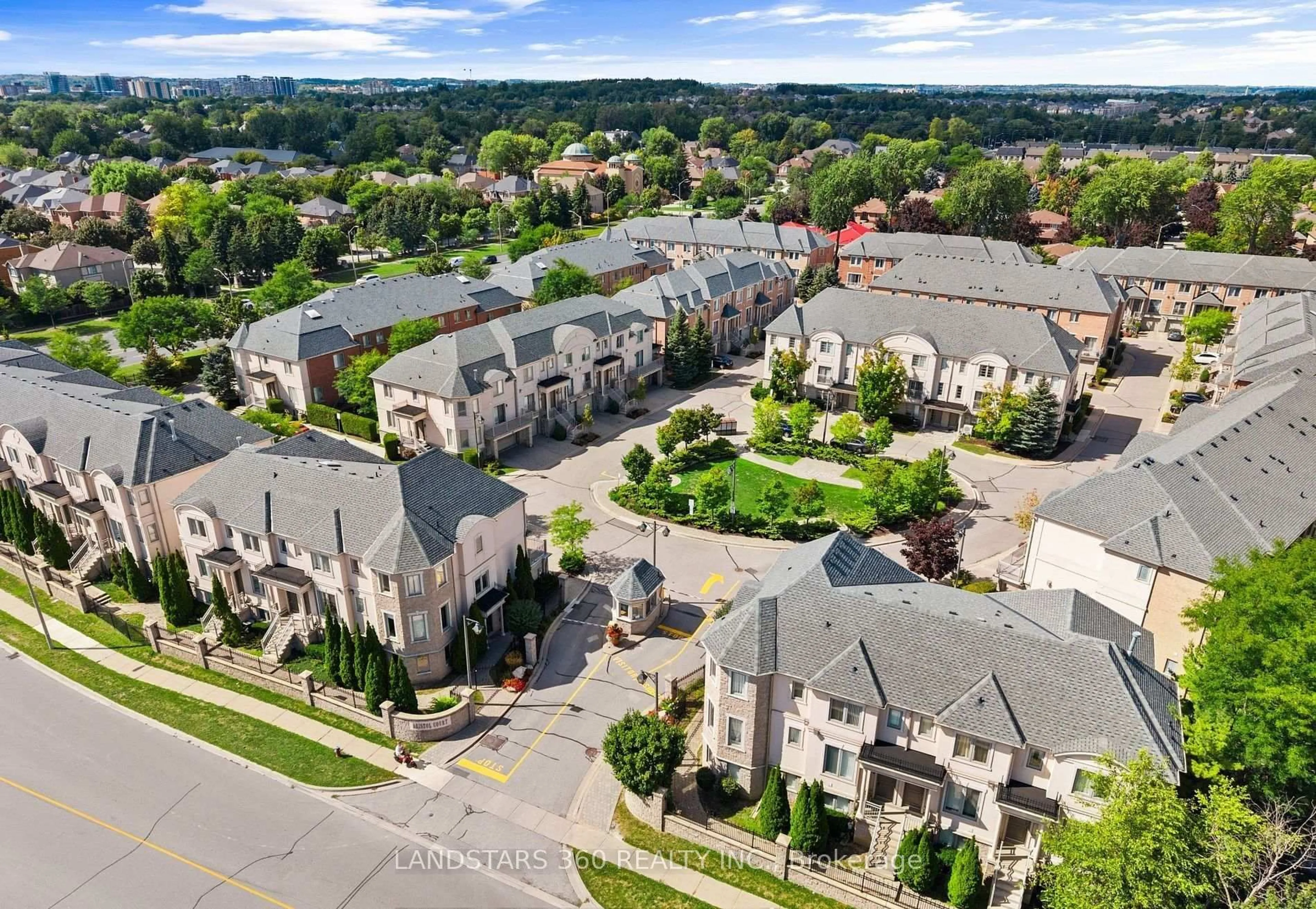 A pic from outside/outdoor area/front of a property/back of a property/a pic from drone, street for 9133 Bayview Ave #82, Richmond Hill Ontario L4B 4V6