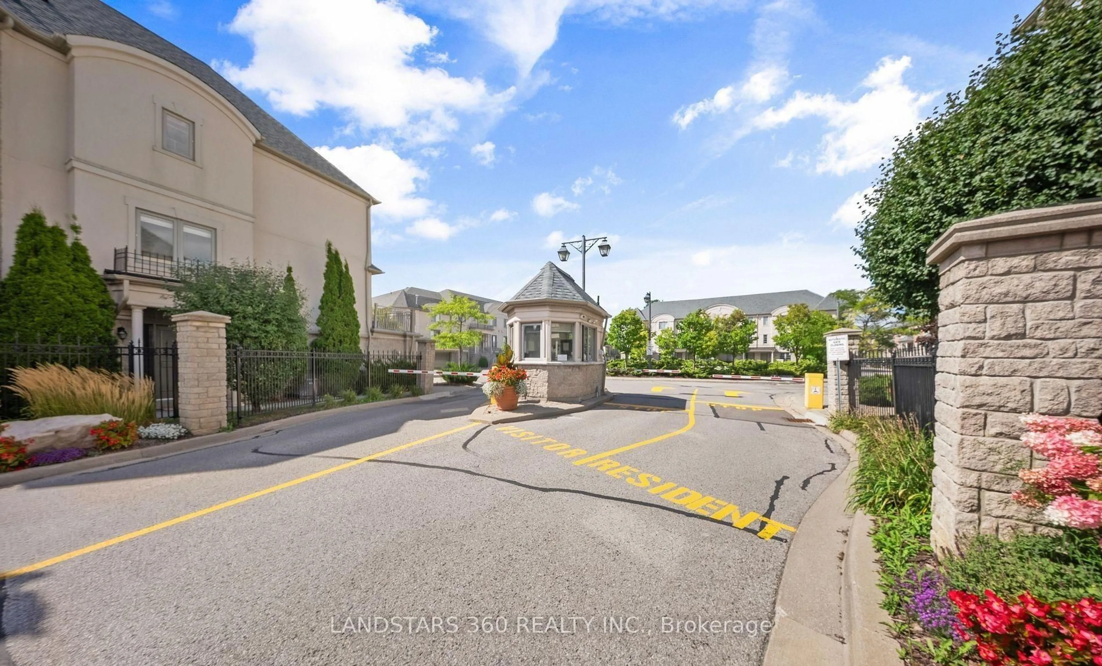 Patio, street for 9133 Bayview Ave #82, Richmond Hill Ontario L4B 4V6