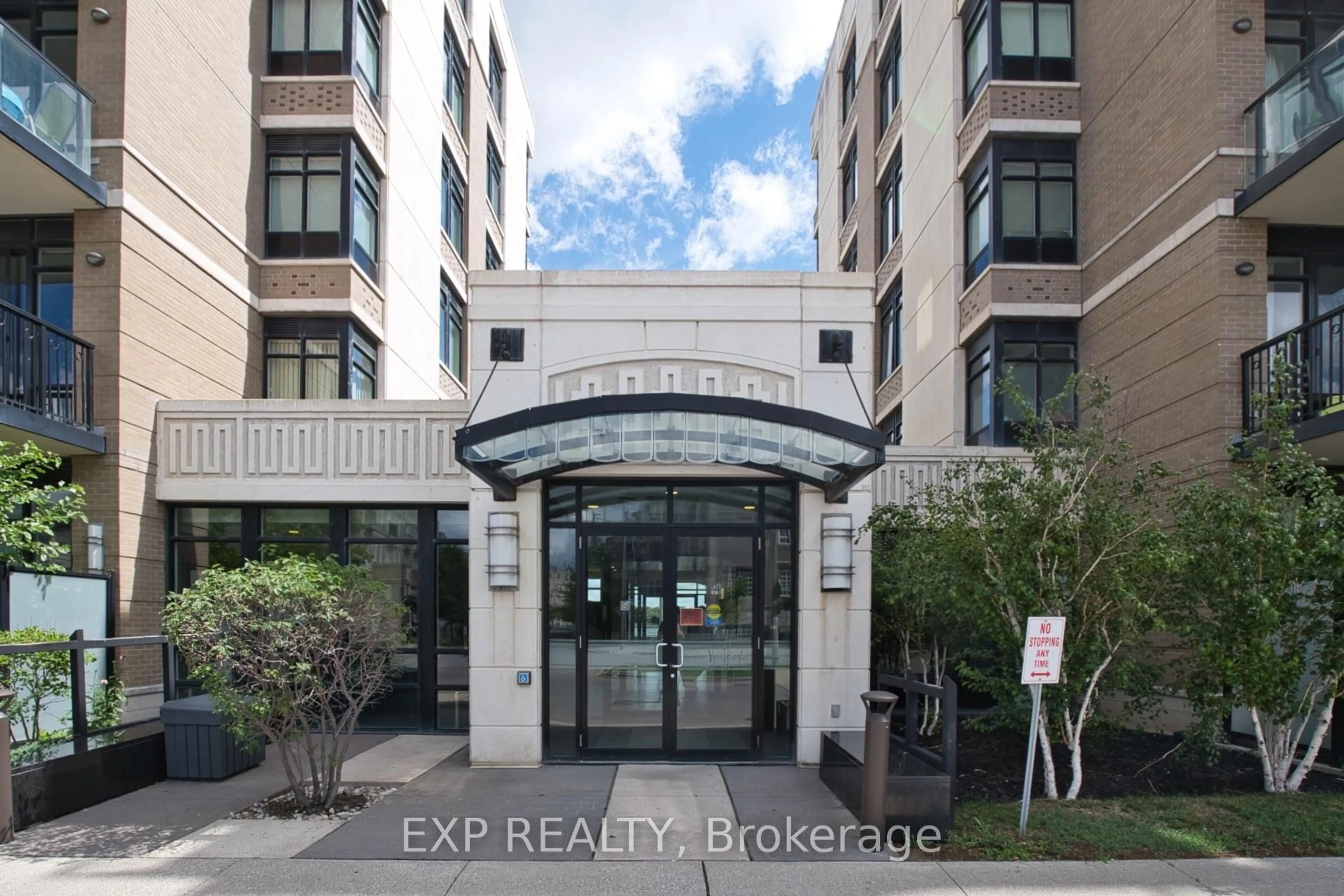 Indoor entryway for 151 Upper Duke Cres #310, Markham Ontario L6G 0E1