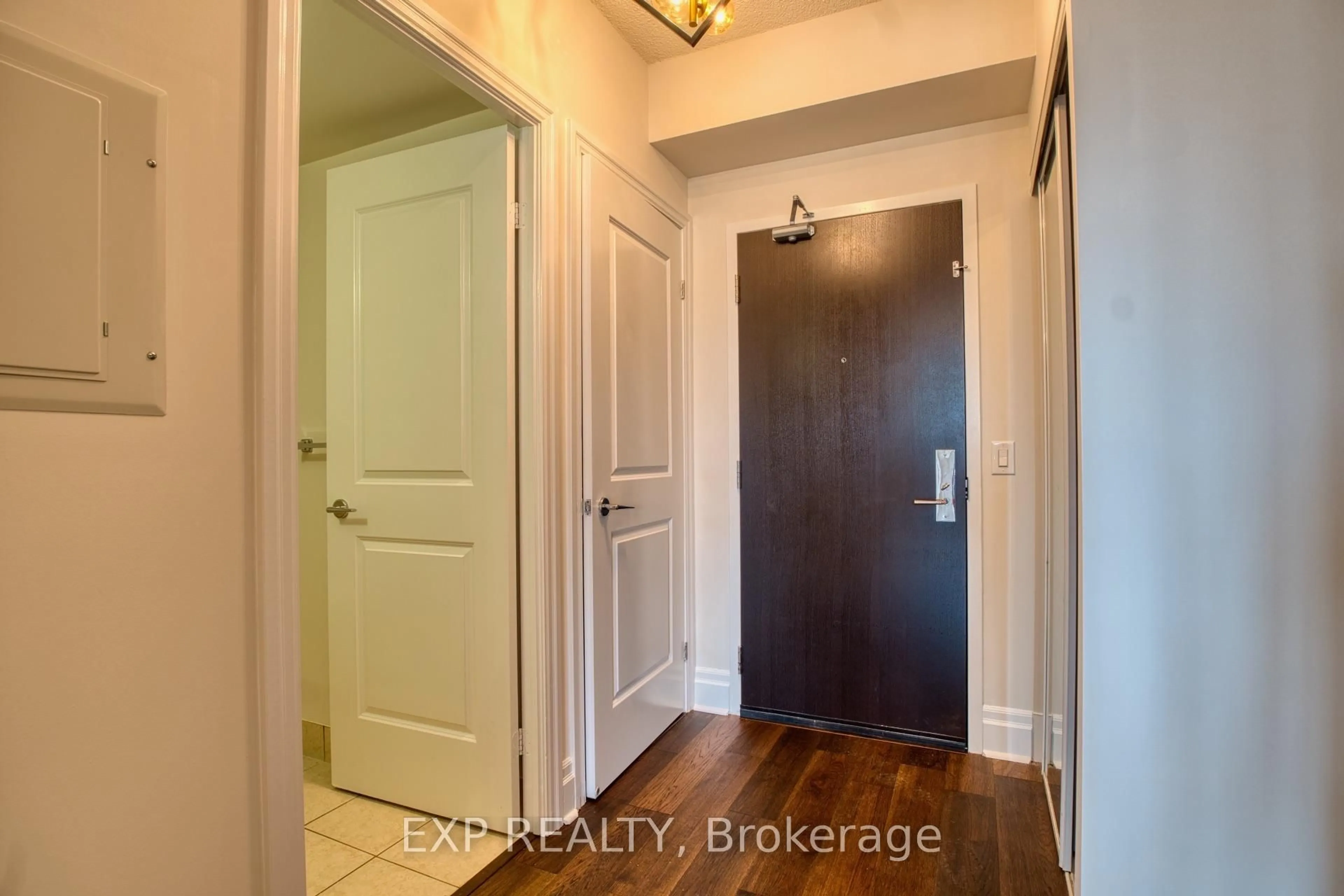 Indoor entryway for 151 Upper Duke Cres #310, Markham Ontario L6G 0E1