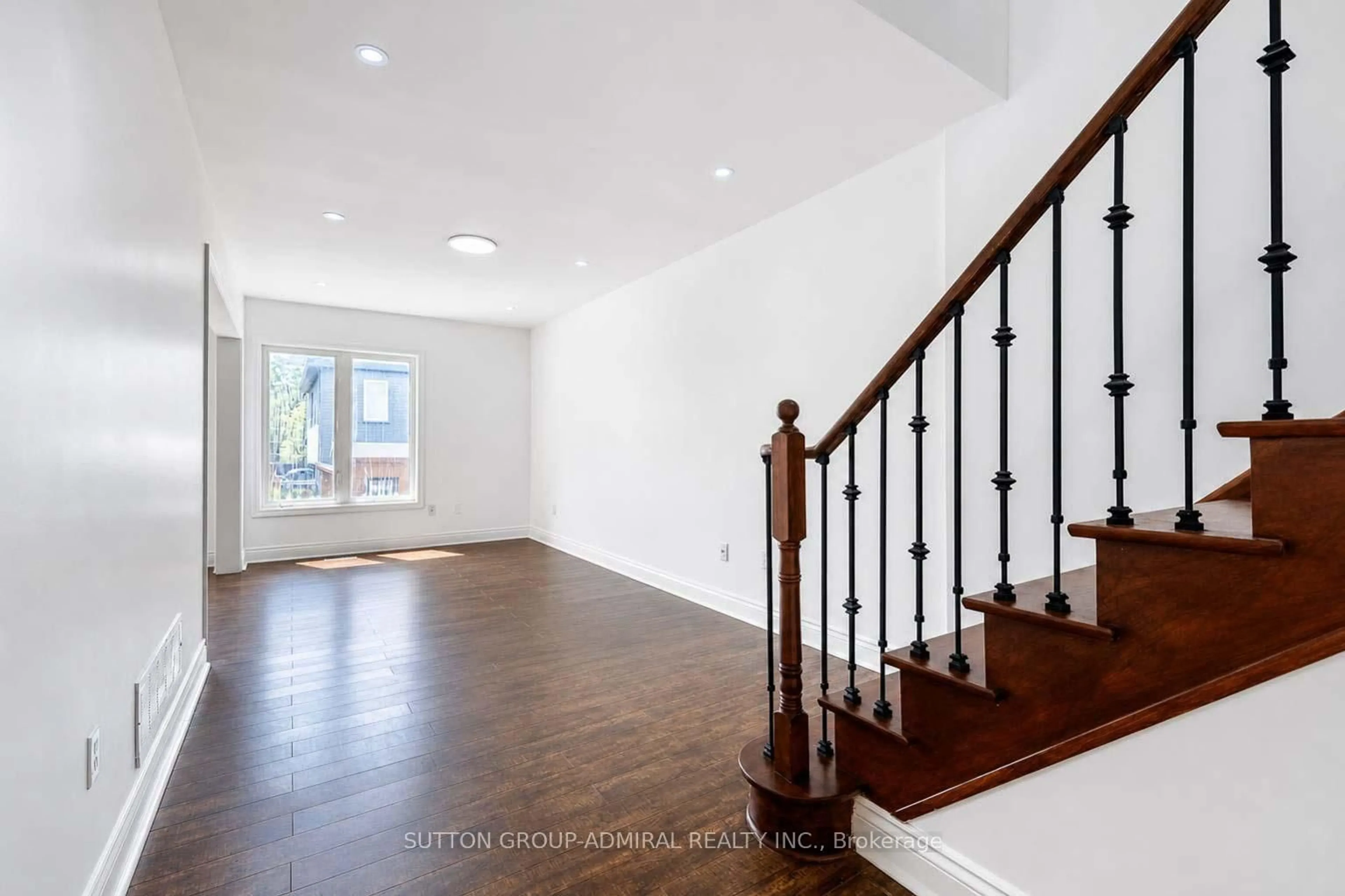 Indoor entryway for 189 Warwick Cres, Newmarket Ontario L3X 2S3