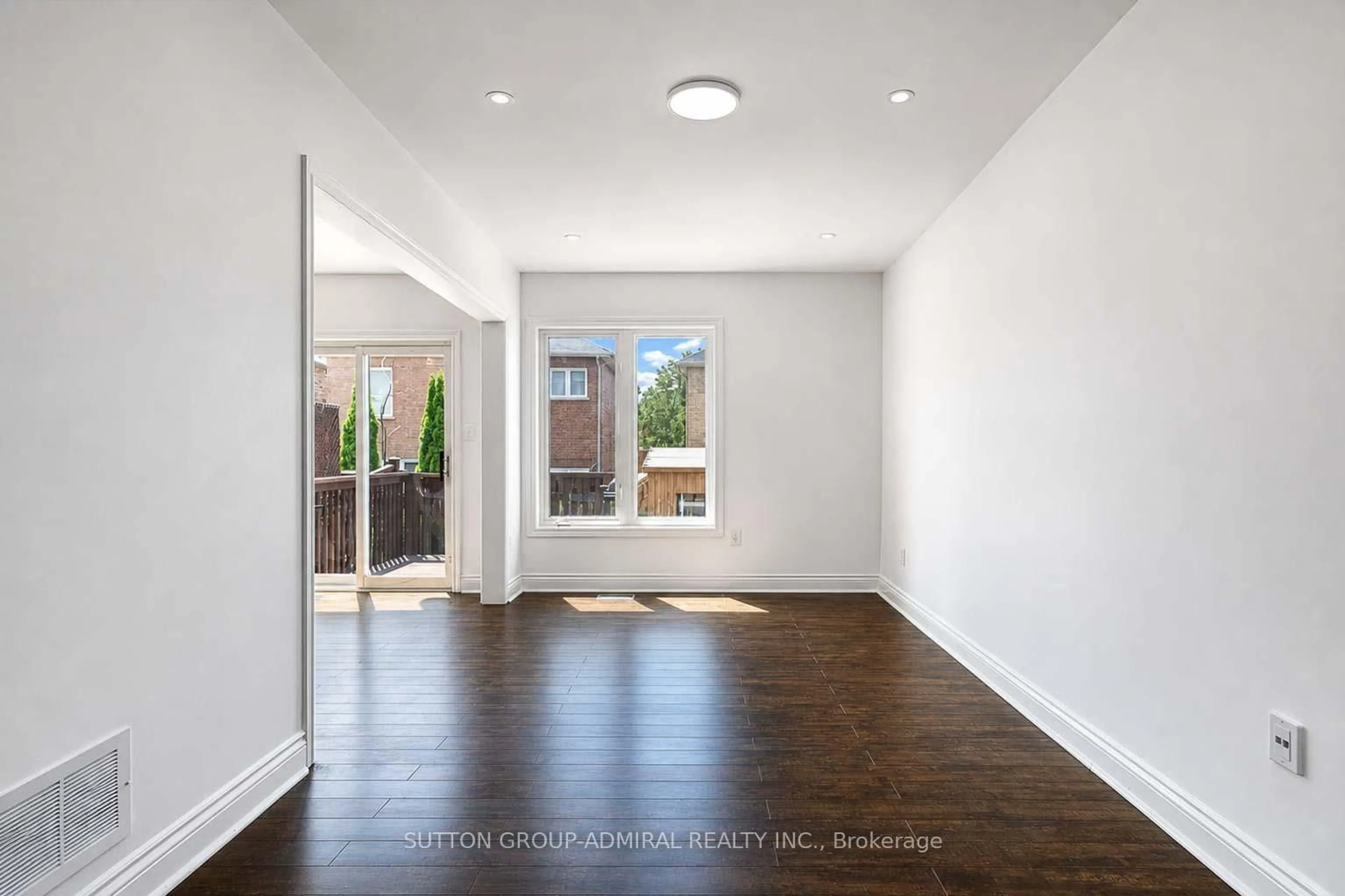 Indoor entryway for 189 Warwick Cres, Newmarket Ontario L3X 2S3