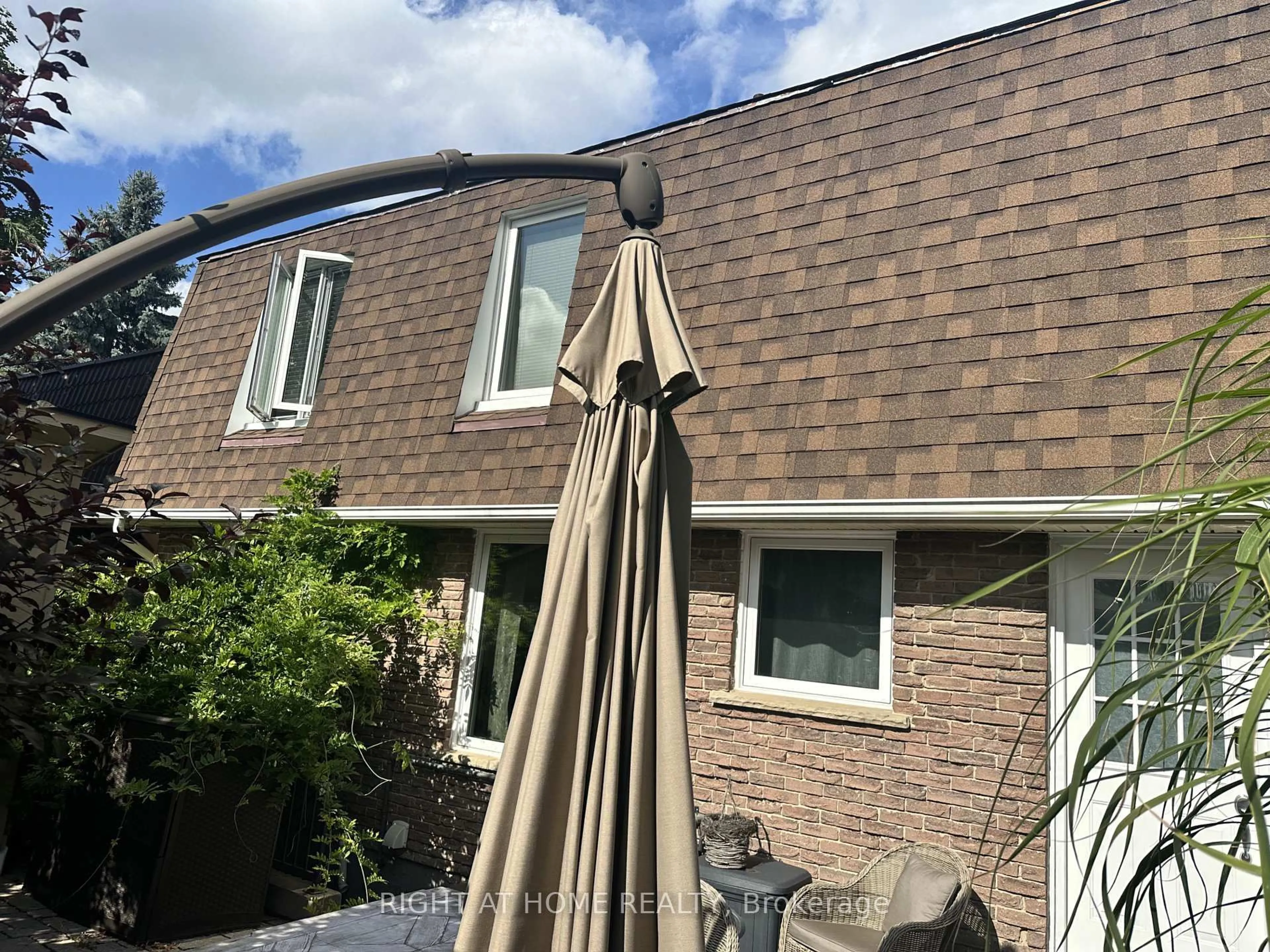 Home with vinyl exterior material, street for 56 Penwick Cres, Richmond Hill Ontario L4C 5B4