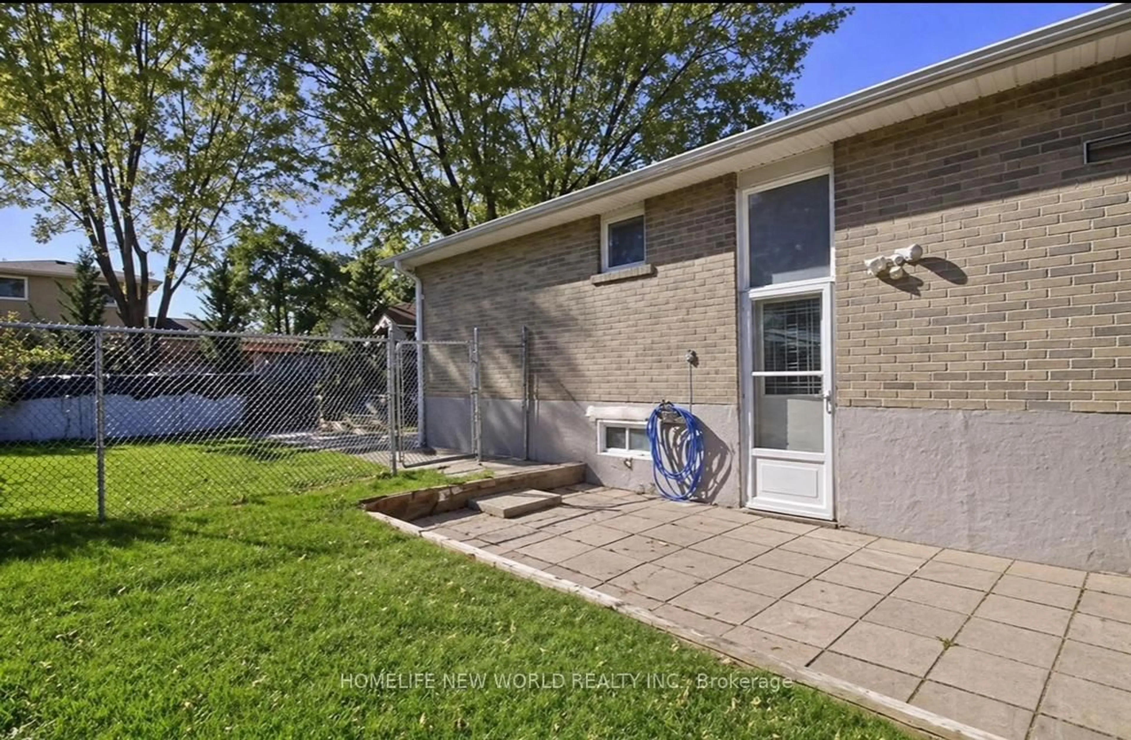 Patio, street for 756 Elgin St, Newmarket Ontario L3Y 3B8