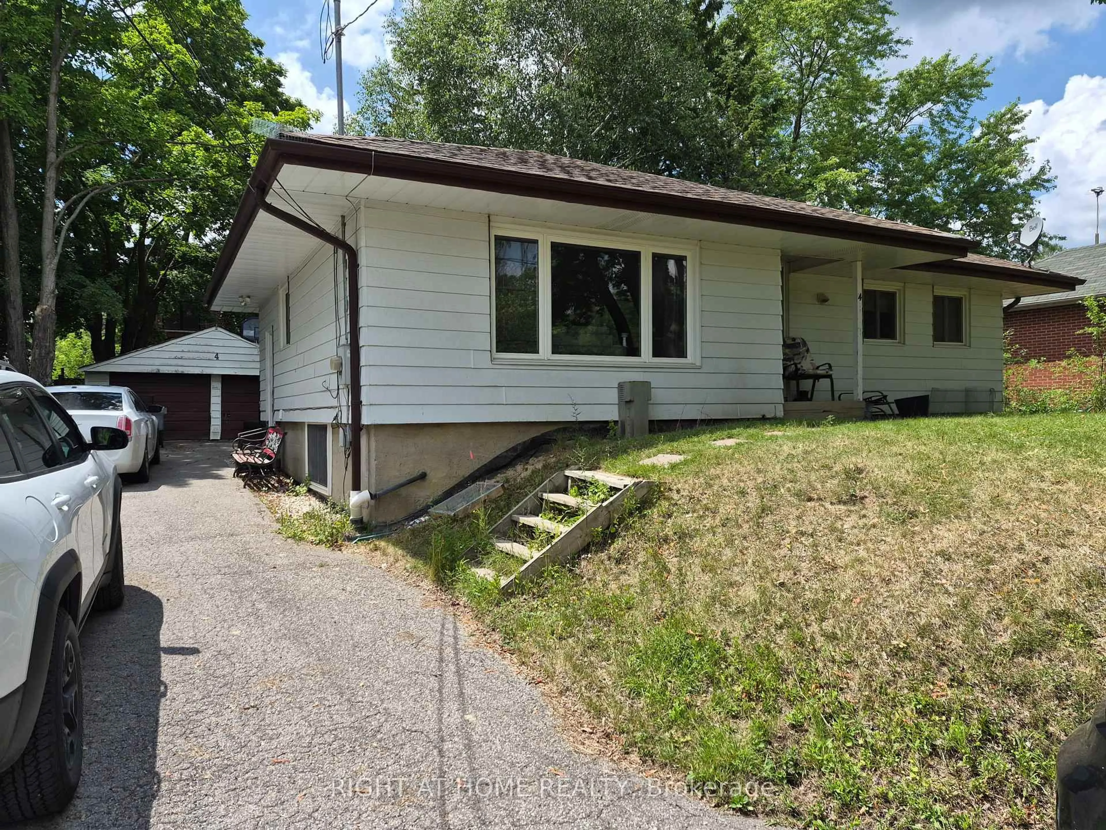 Home with vinyl exterior material, street for 4 Wendy Way, Richmond Hill Ontario L4E 2V6