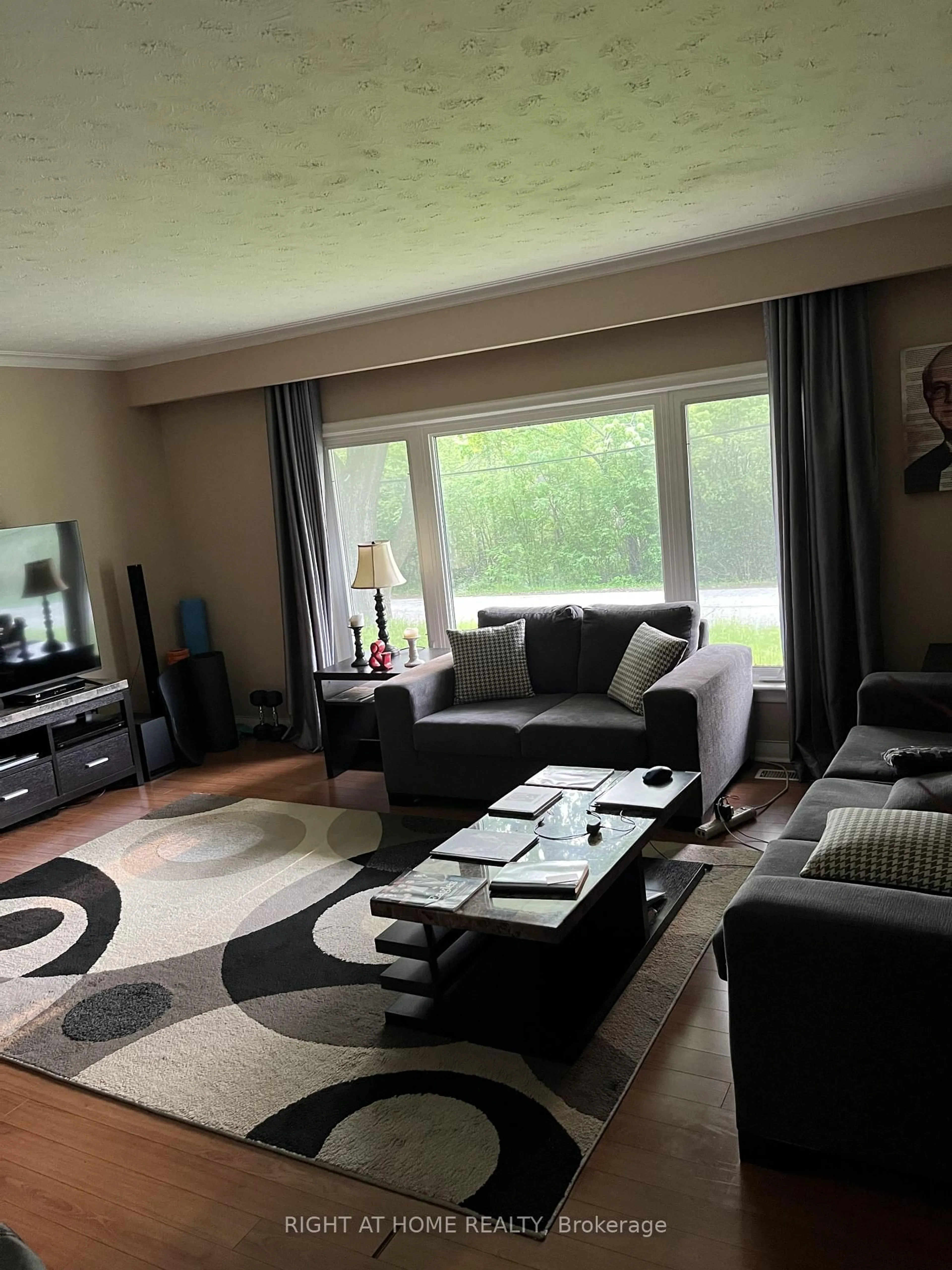 Living room with furniture, unknown for 4 Wendy Way, Richmond Hill Ontario L4E 2V6