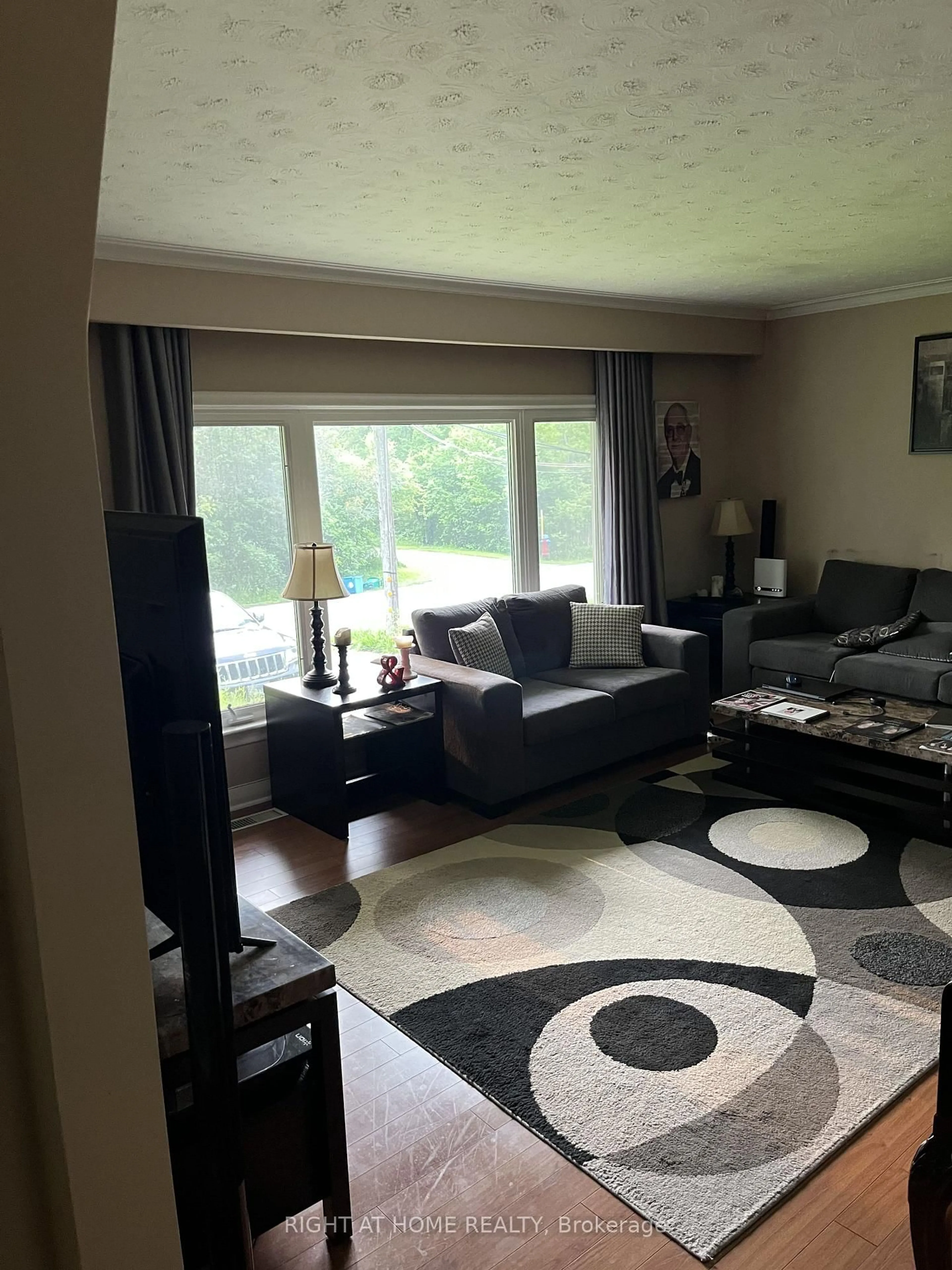 Living room with furniture, unknown for 4 Wendy Way, Richmond Hill Ontario L4E 2V6