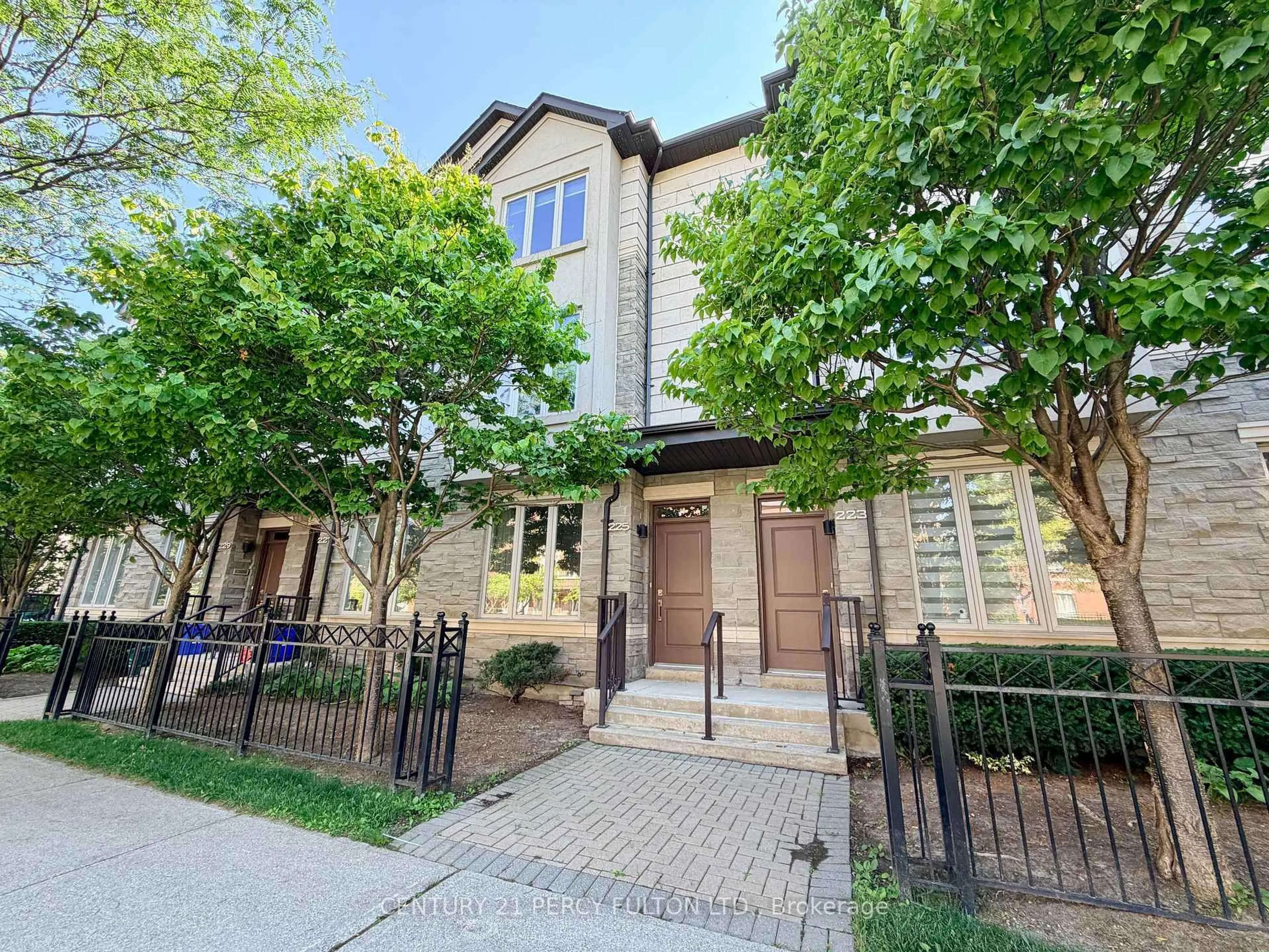 Home with brick exterior material, street for 225 South Park Rd #TH6, Markham Ontario L3T 0B6