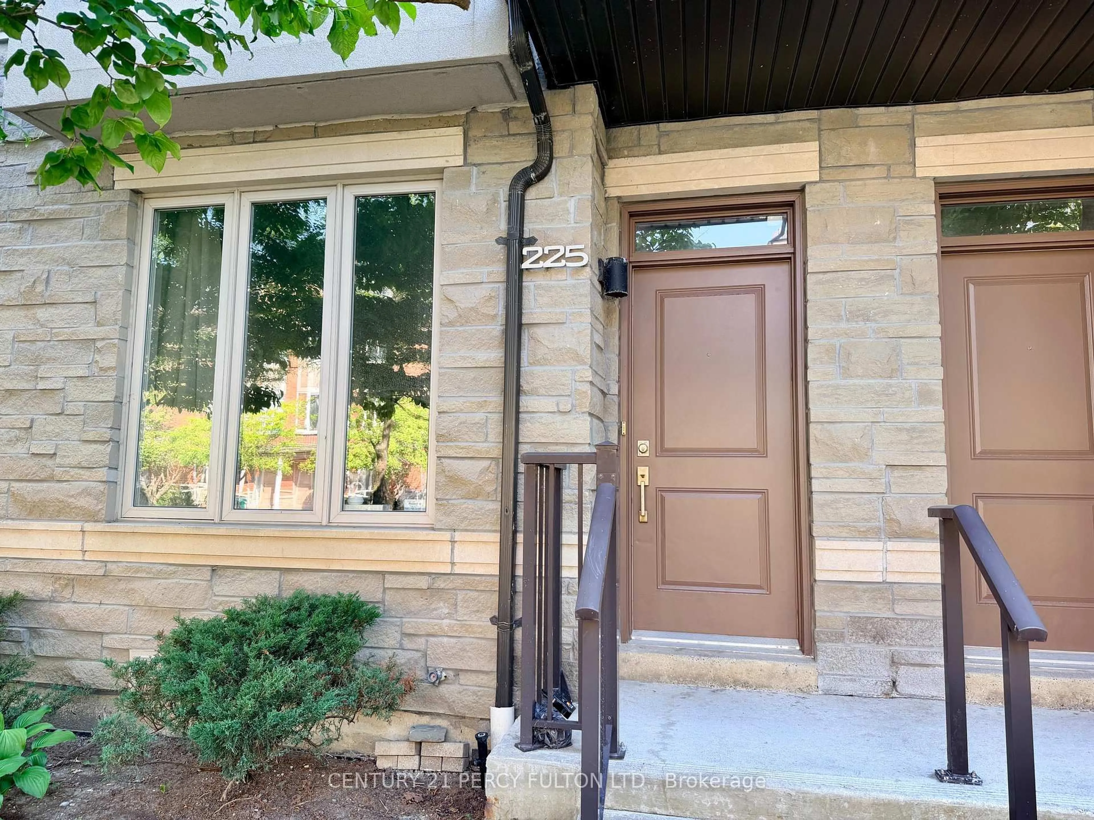 Indoor entryway for 225 South Park Rd #TH6, Markham Ontario L3T 0B6