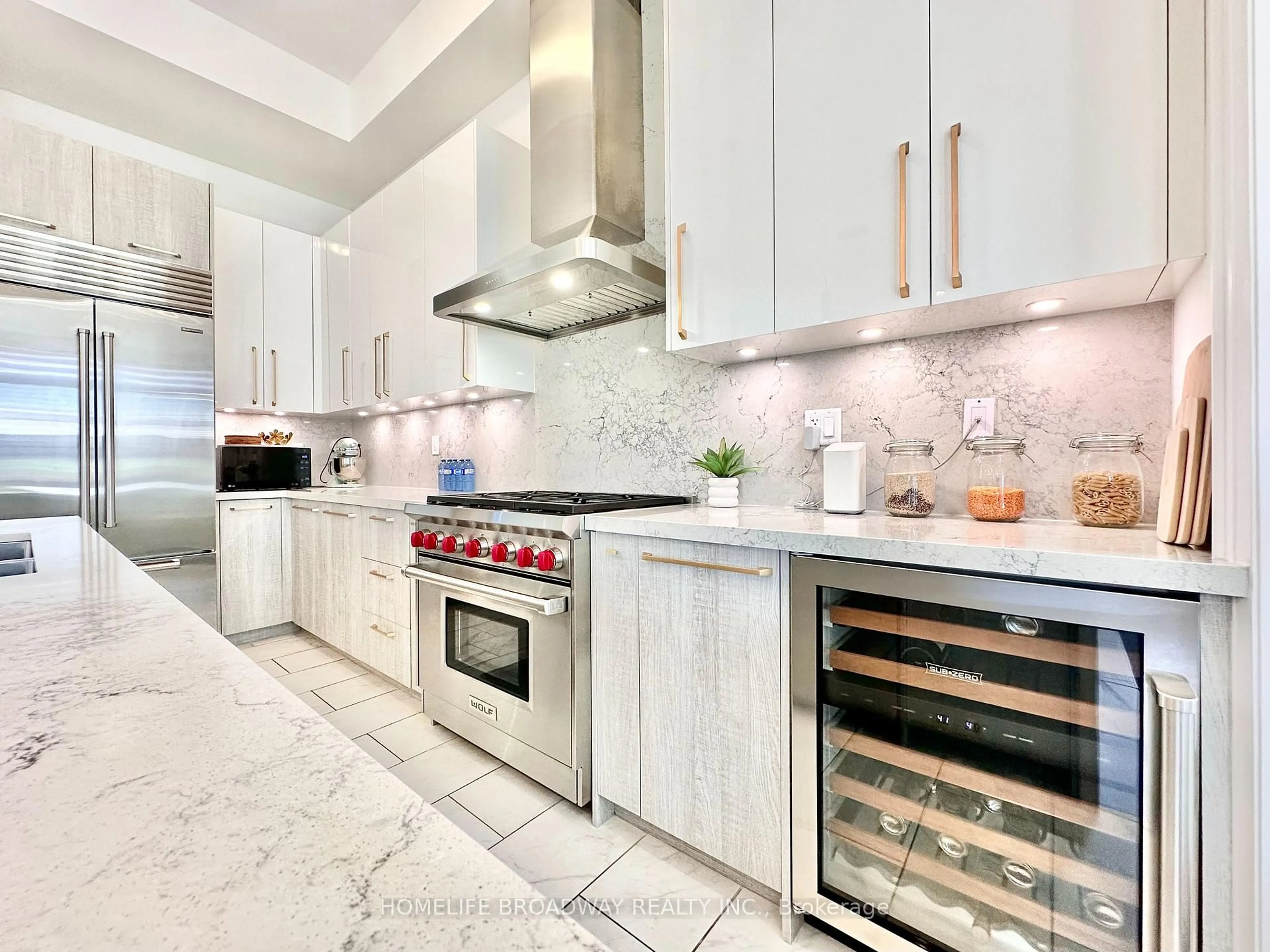 Contemporary kitchen, ceramic/tile floor for 300 King Rd, Richmond Hill Ontario L4E 1H4