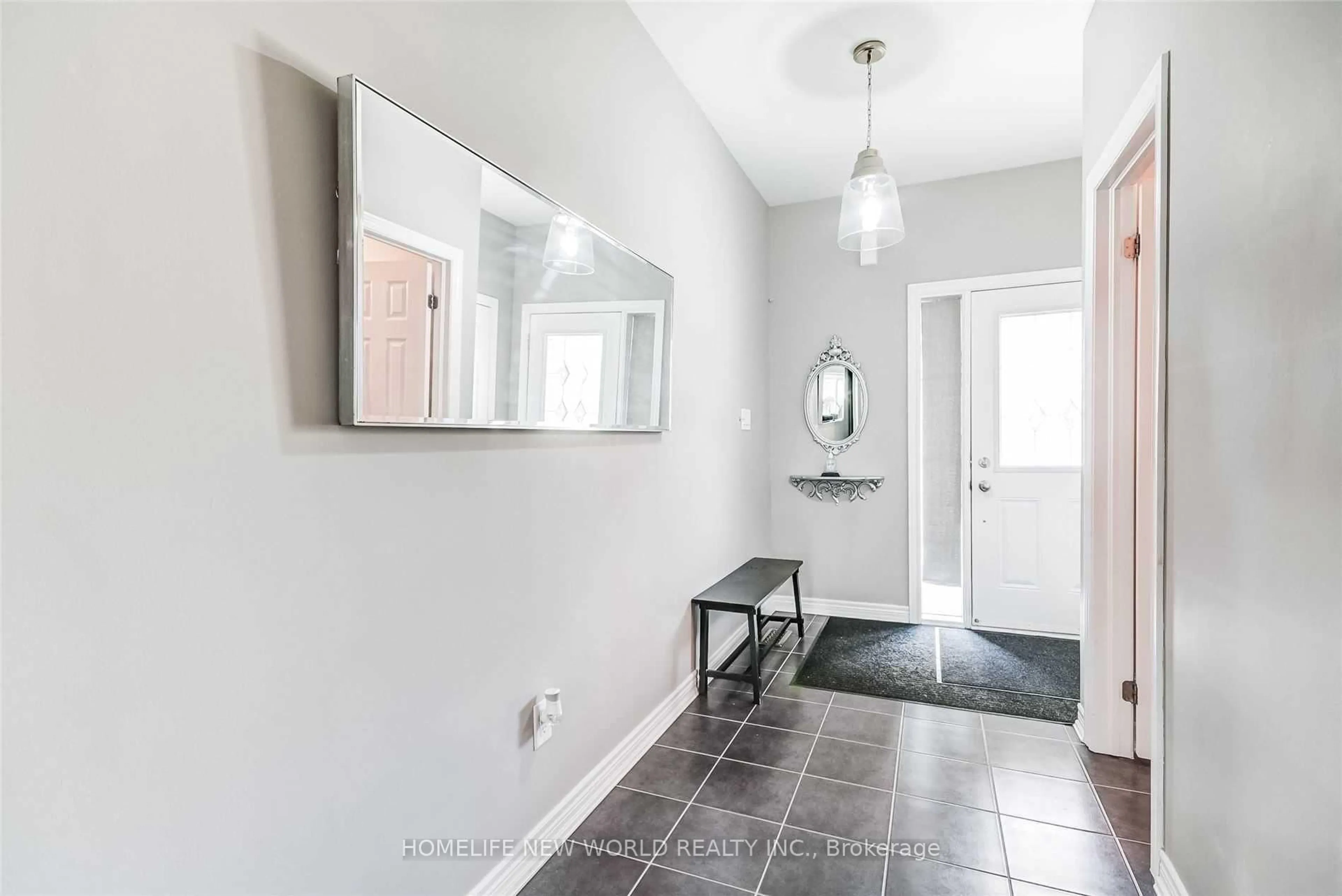 Indoor entryway for 47 Naylor Dr, Bradford West Gwillimbury Ontario L3Z 0J8