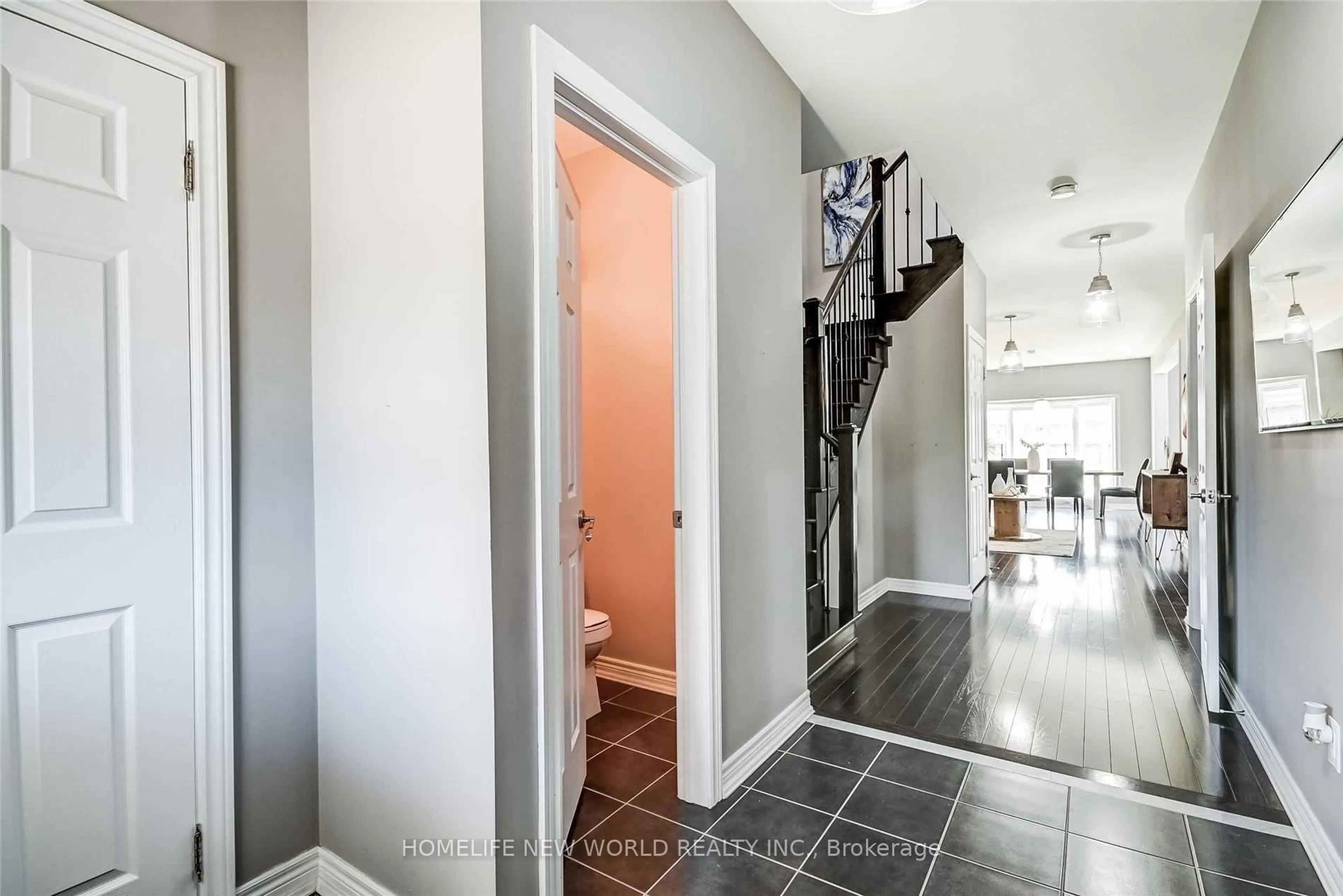 Indoor entryway for 47 Naylor Dr, Bradford West Gwillimbury Ontario L3Z 0J8