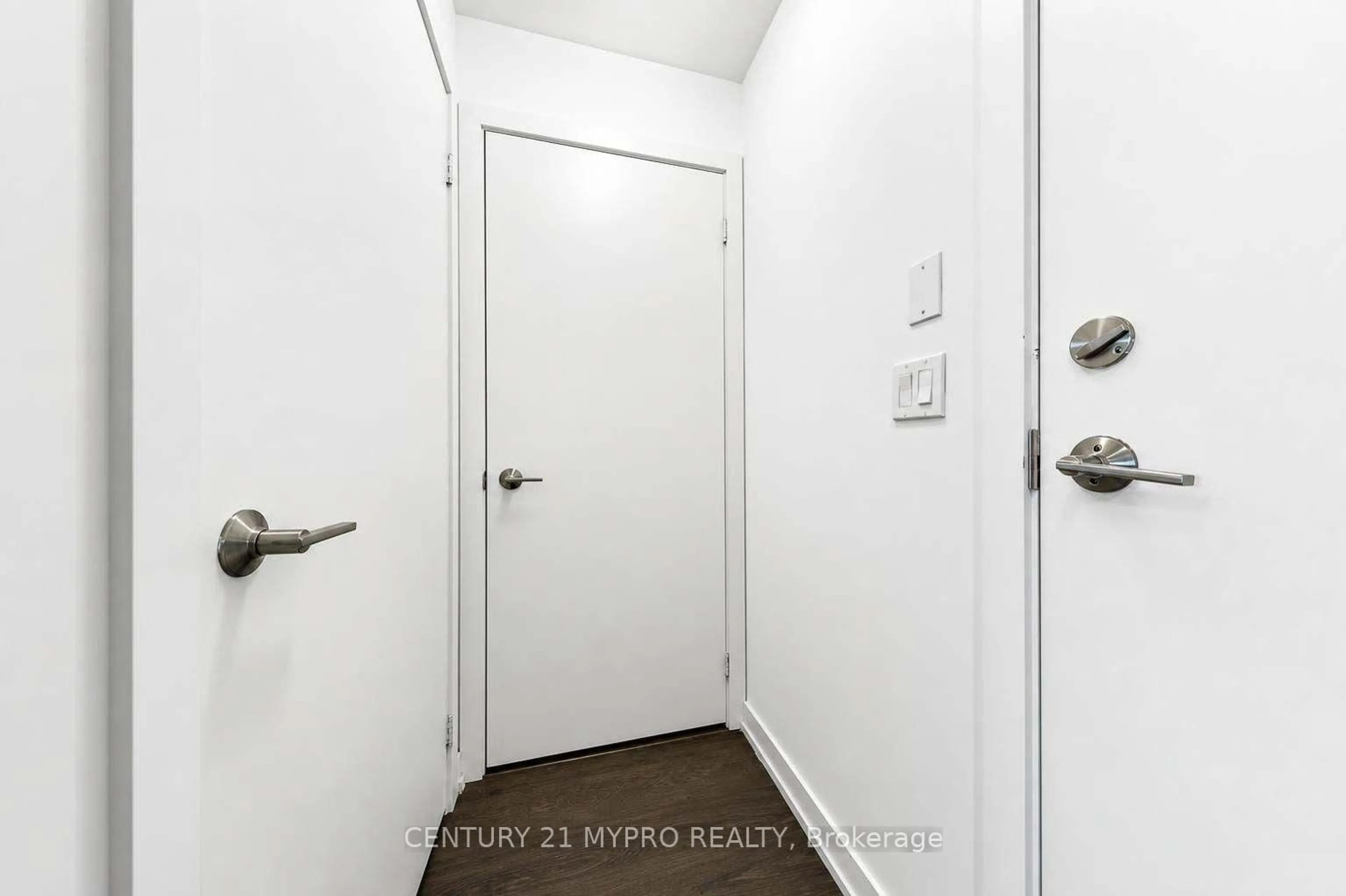 Indoor entryway for 555 William Graham Dr #320, Aurora Ontario L4G 3H9