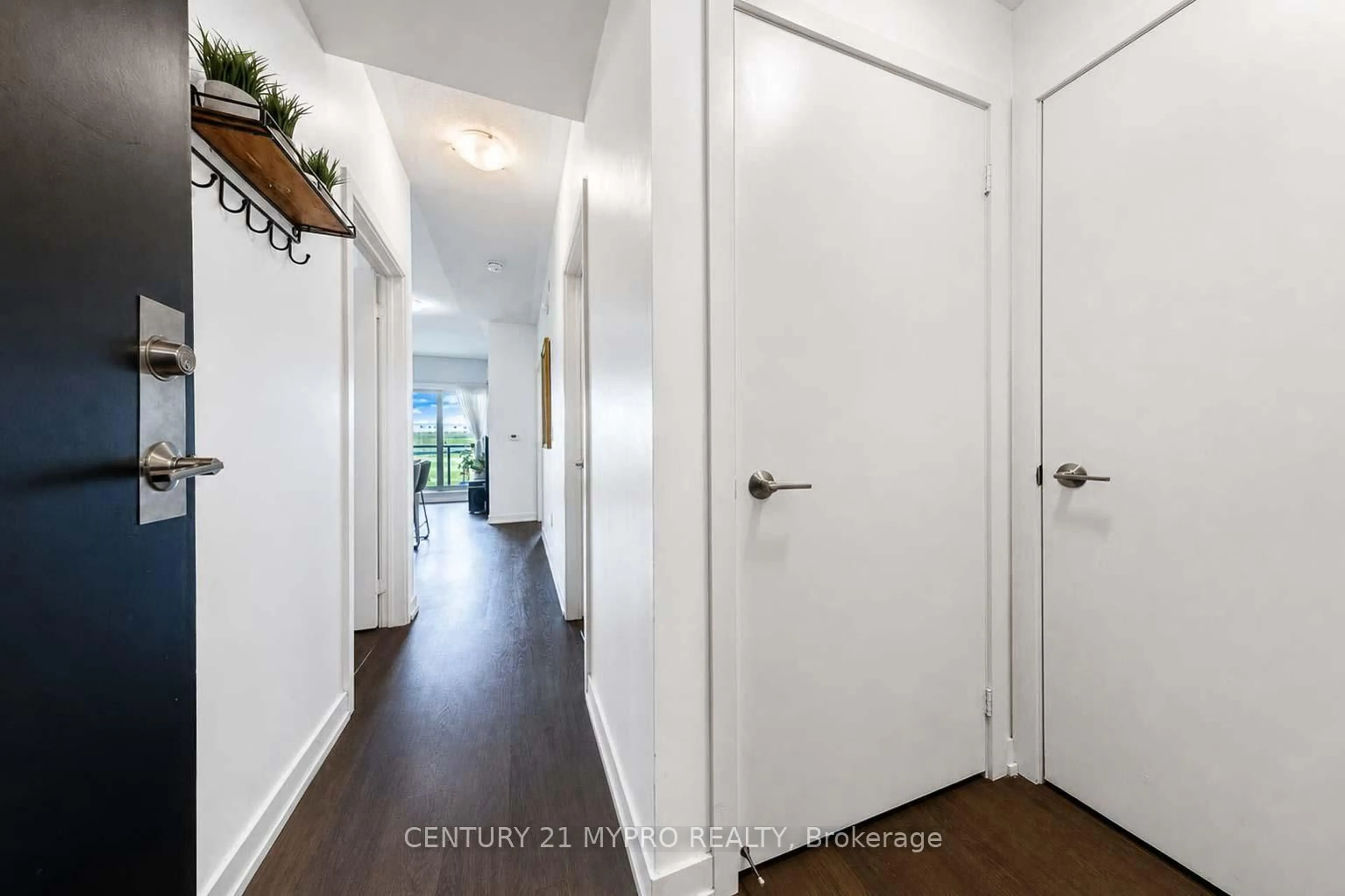 Indoor entryway for 555 William Graham Dr #320, Aurora Ontario L4G 3H9