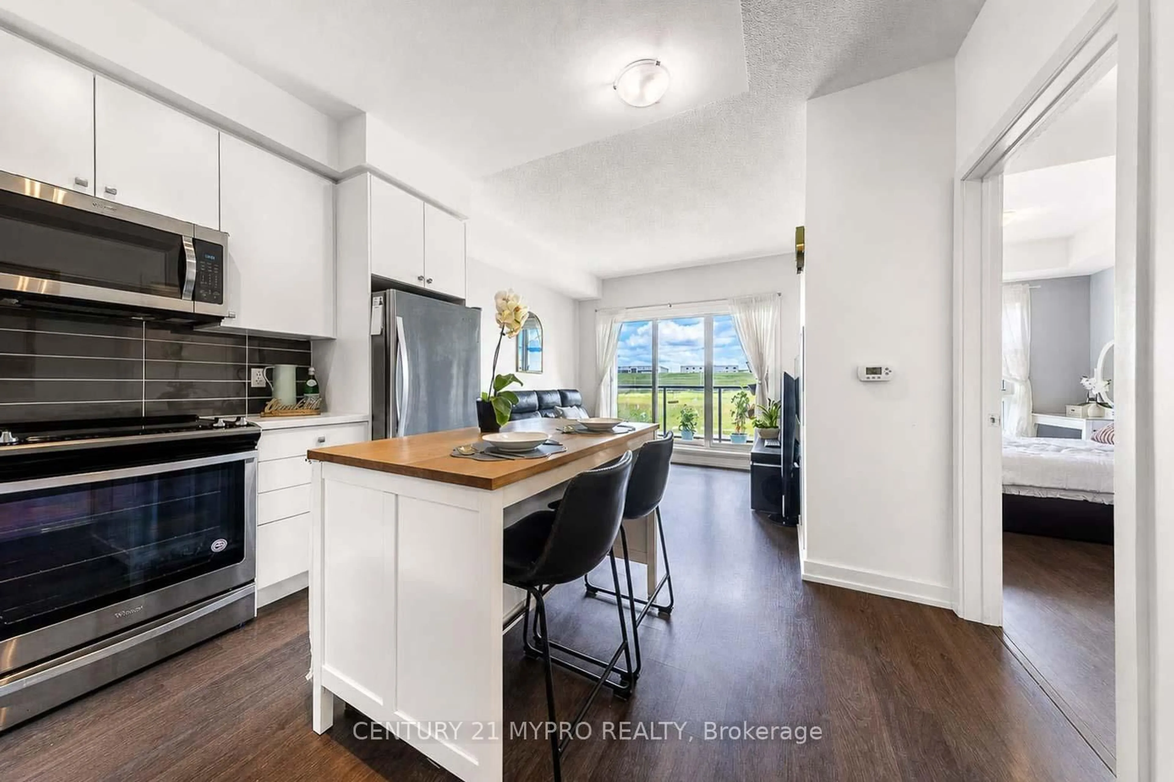 Open concept kitchen, unknown for 555 William Graham Dr #320, Aurora Ontario L4G 3H9
