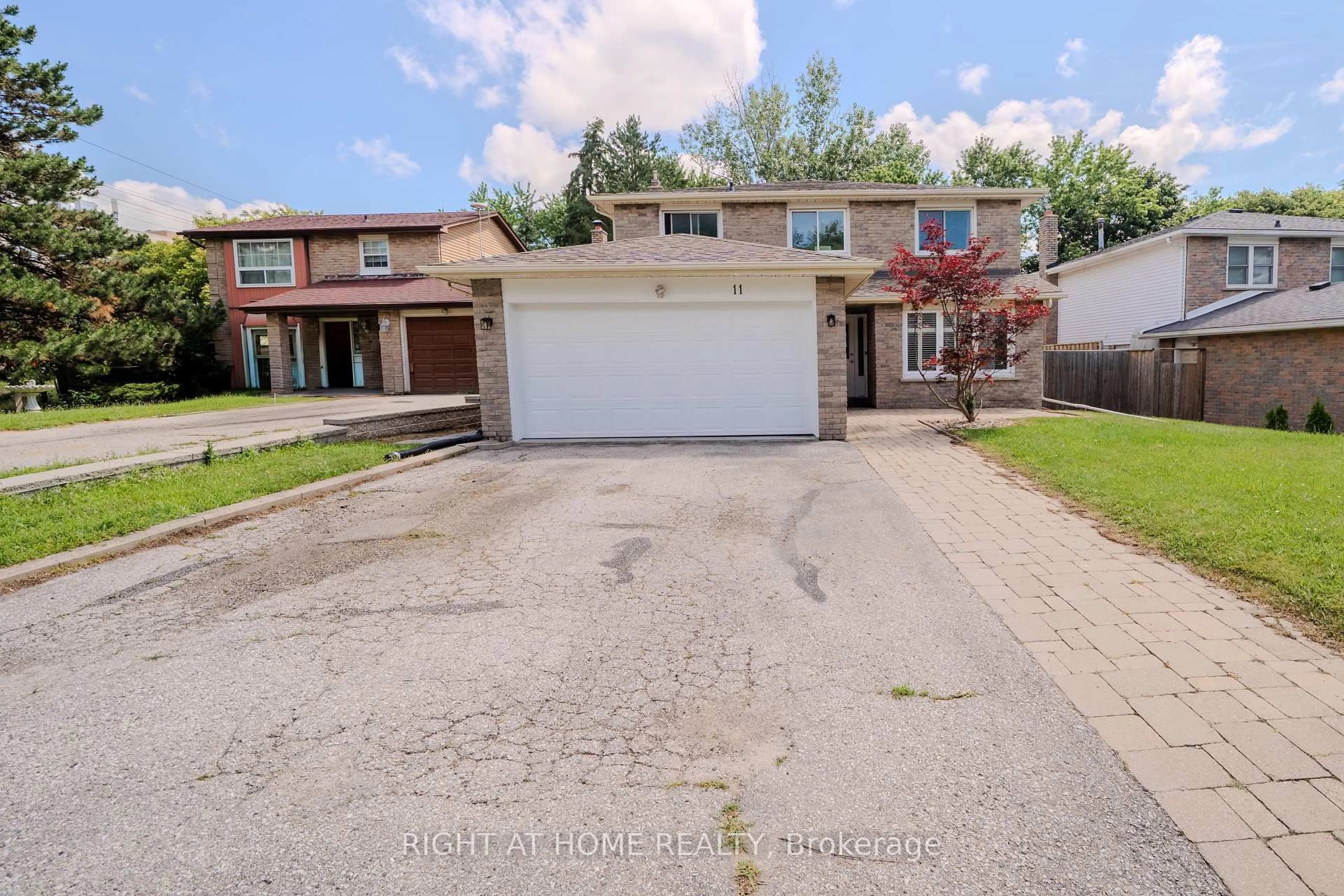 A pic from outside/outdoor area/front of a property/back of a property/a pic from drone, street for 11 Carlson Dr, Newmarket Ontario L3Y 6A8