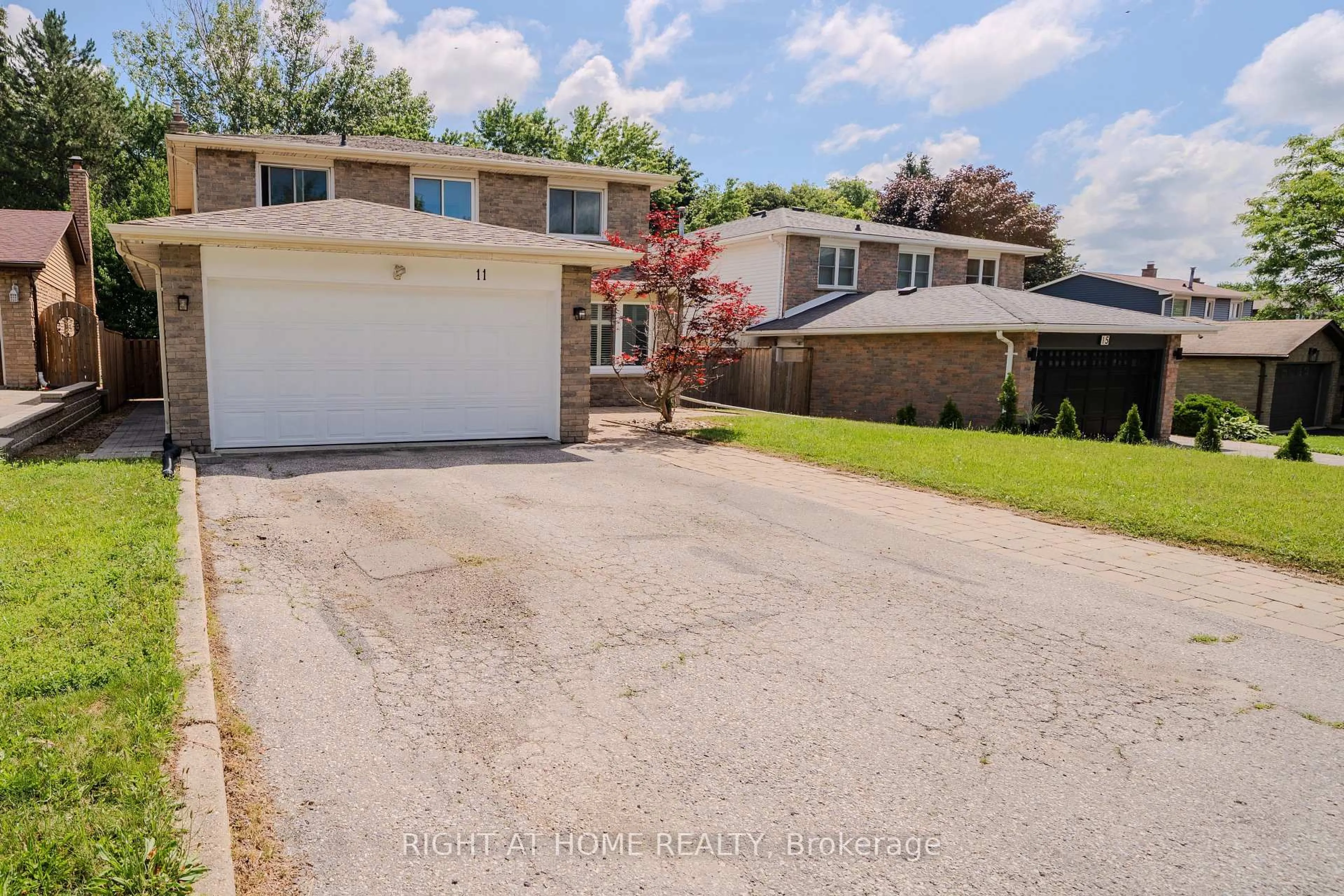 A pic from outside/outdoor area/front of a property/back of a property/a pic from drone, street for 11 Carlson Dr, Newmarket Ontario L3Y 6A8