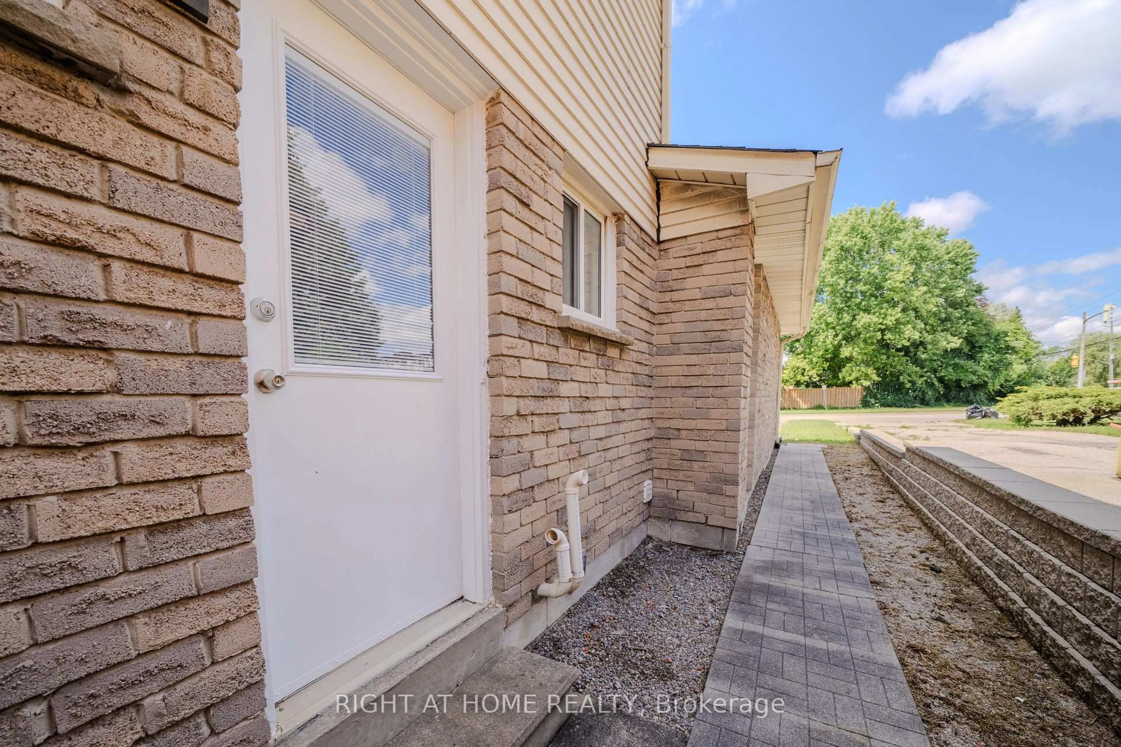 Unknown for 11 Carlson Dr, Newmarket Ontario L3Y 6A8