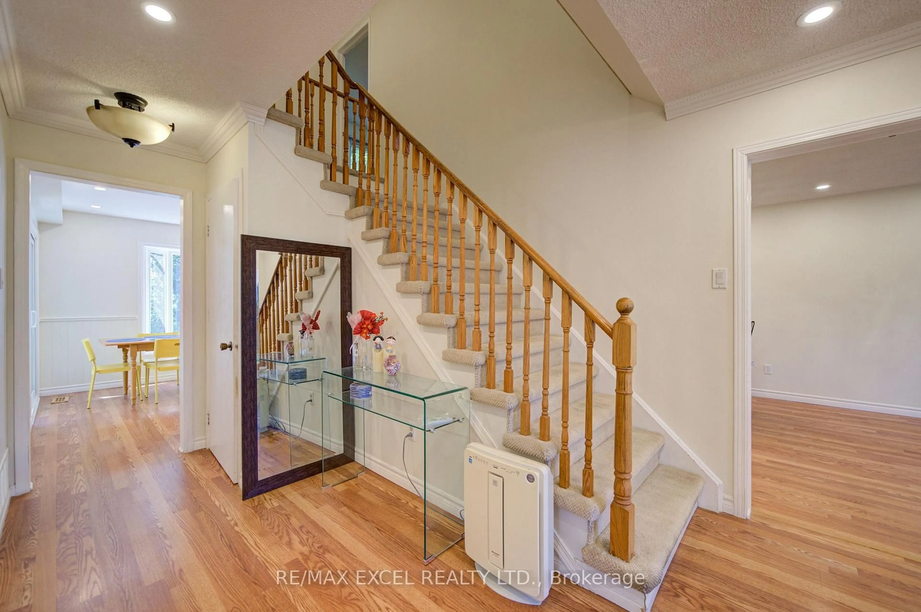 Indoor entryway for 104 Lambeth Crt, Newmarket Ontario L3Y 6S1