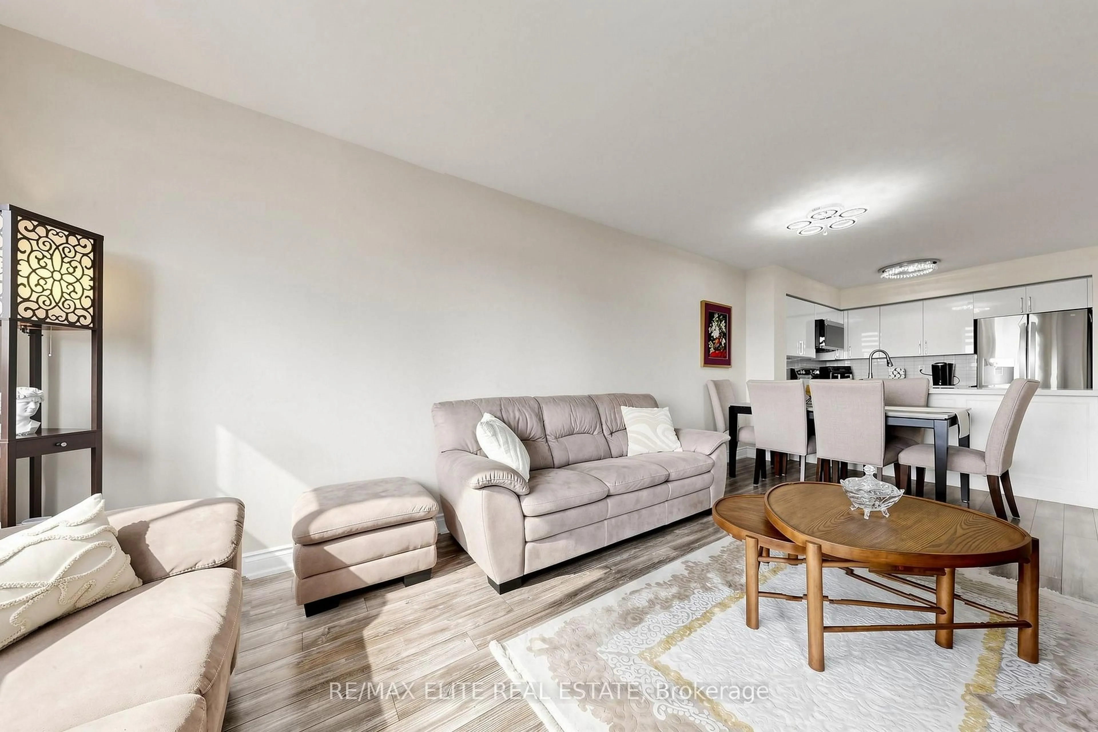 Living room with furniture, unknown for 9 Northern Heights Dr #1205, Richmond Hill Ontario L4B 4M5