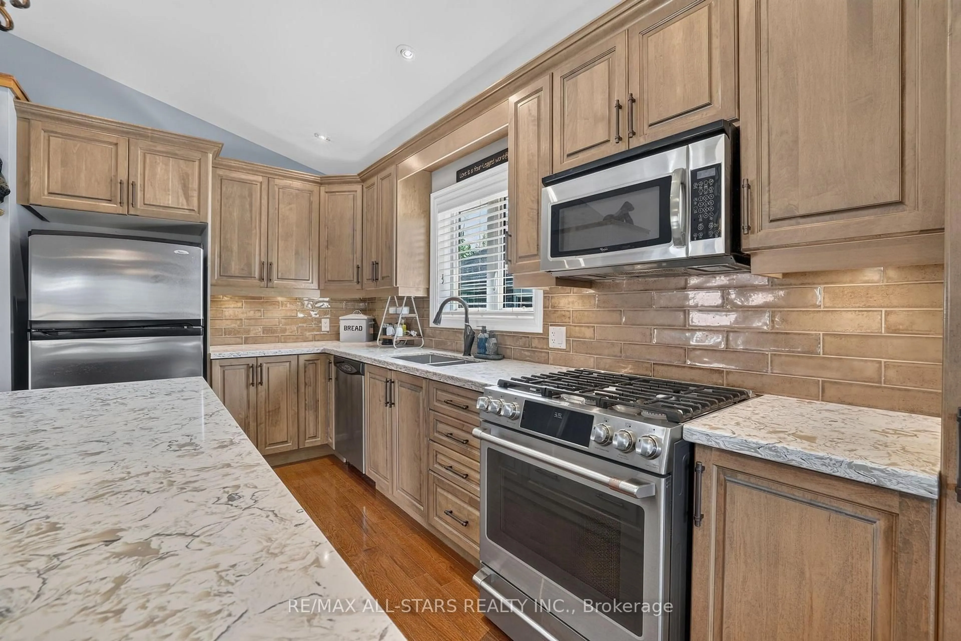 Open concept kitchen, ceramic/tile floor for 38 Evelyn Ave, Georgina Ontario L4P 3C8