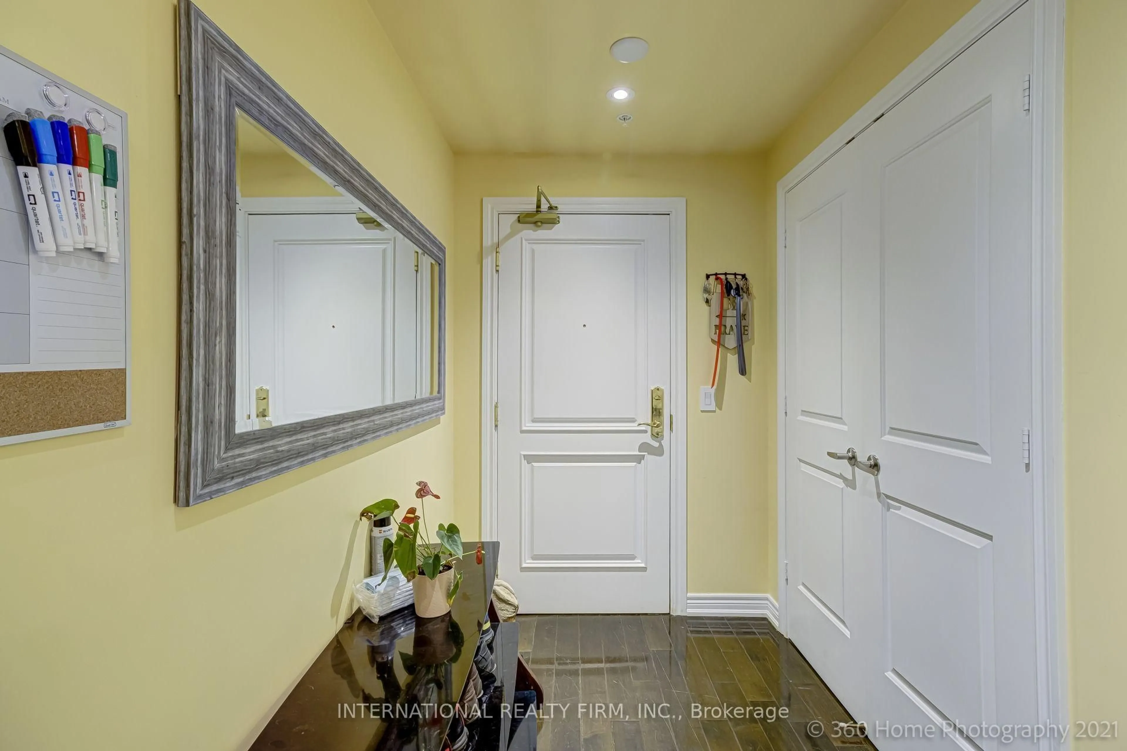 Indoor entryway for 9255 Jane St #1105, Vaughan Ontario L6A 0K1