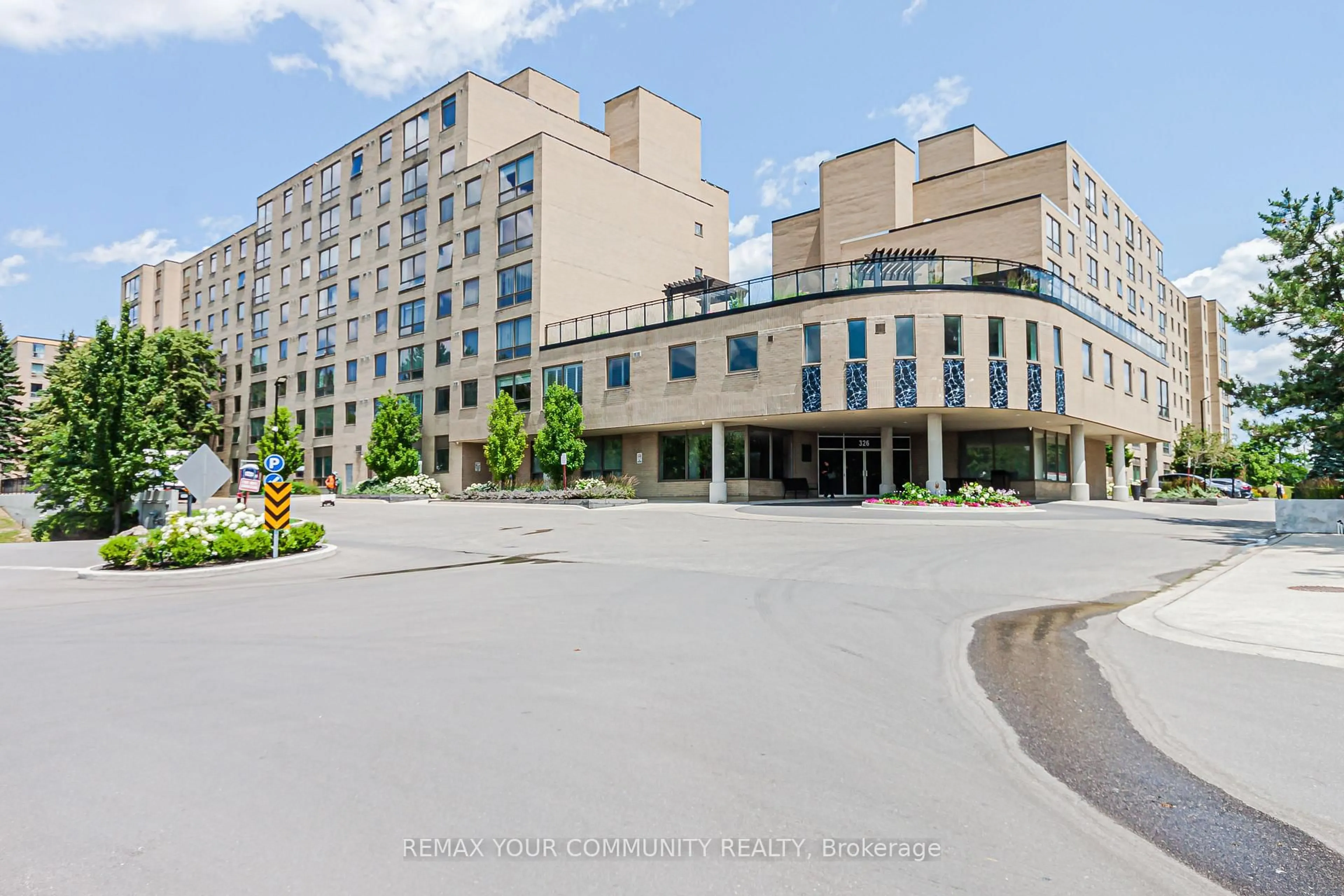 Patio, building for 326 Major Mackenzie Dr #301, Richmond Hill Ontario L4C 8T4