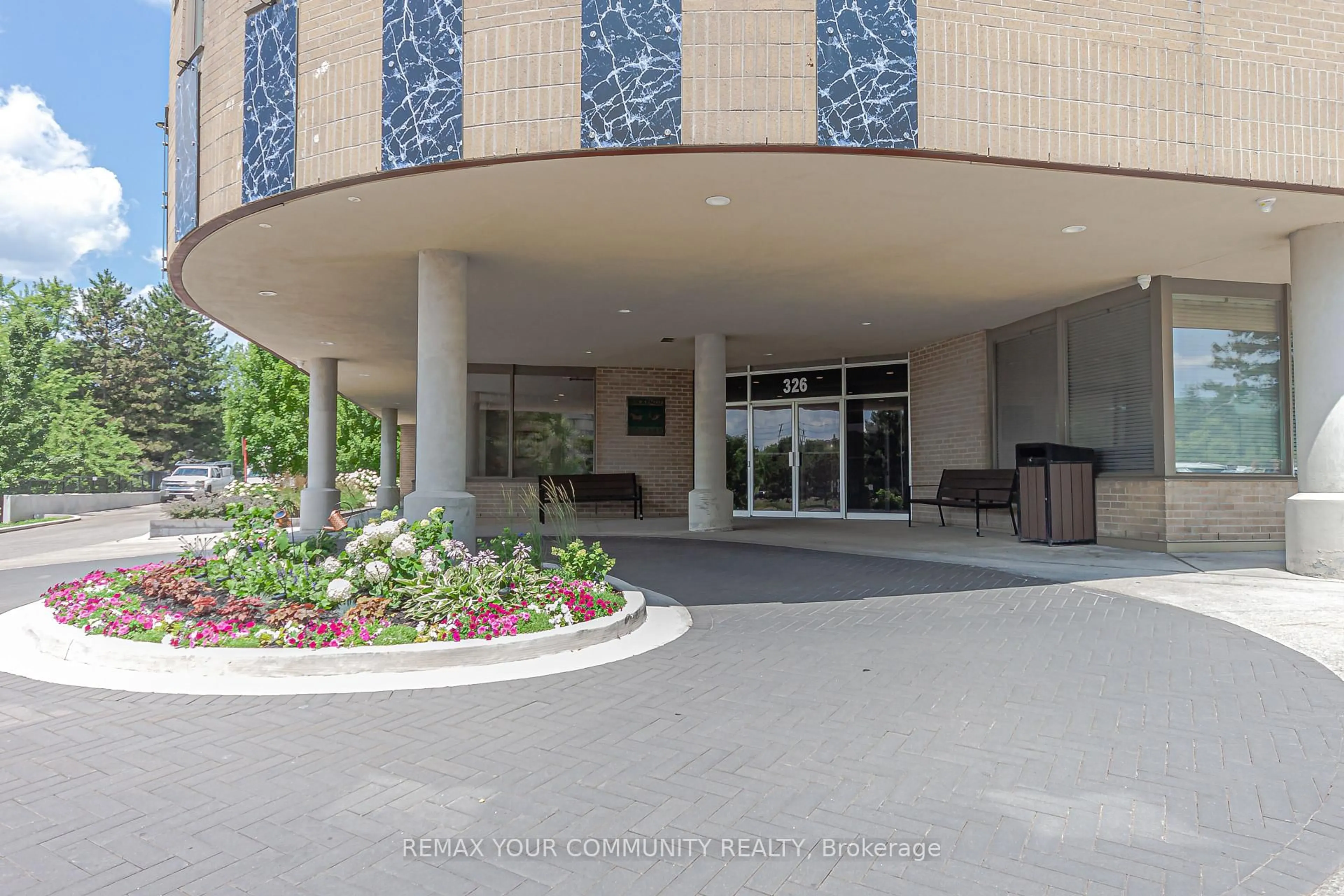 Indoor foyer for 326 Major Mackenzie Dr #301, Richmond Hill Ontario L4C 8T4