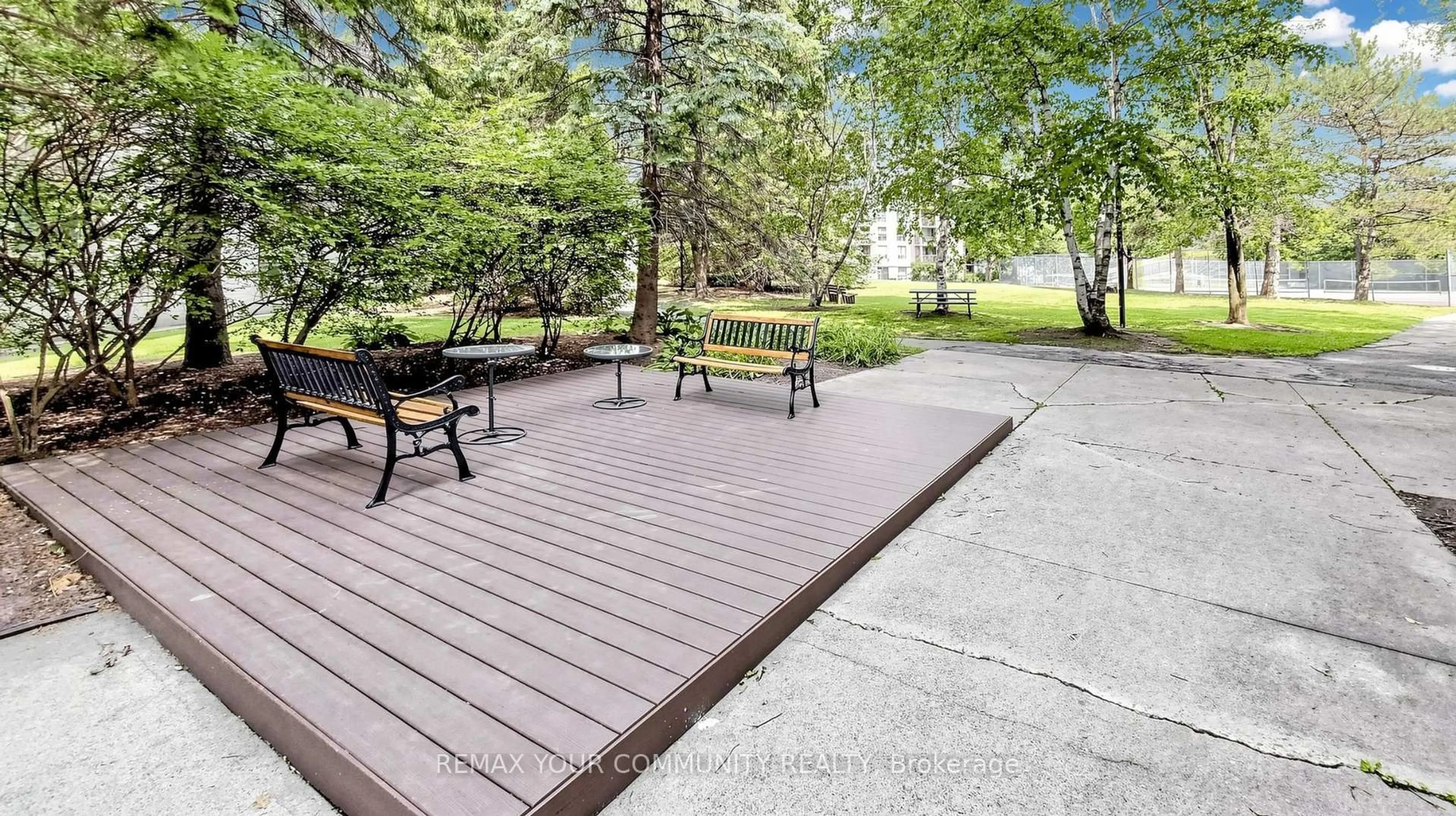 Patio, street for 326 Major Mackenzie Dr #301, Richmond Hill Ontario L4C 8T4