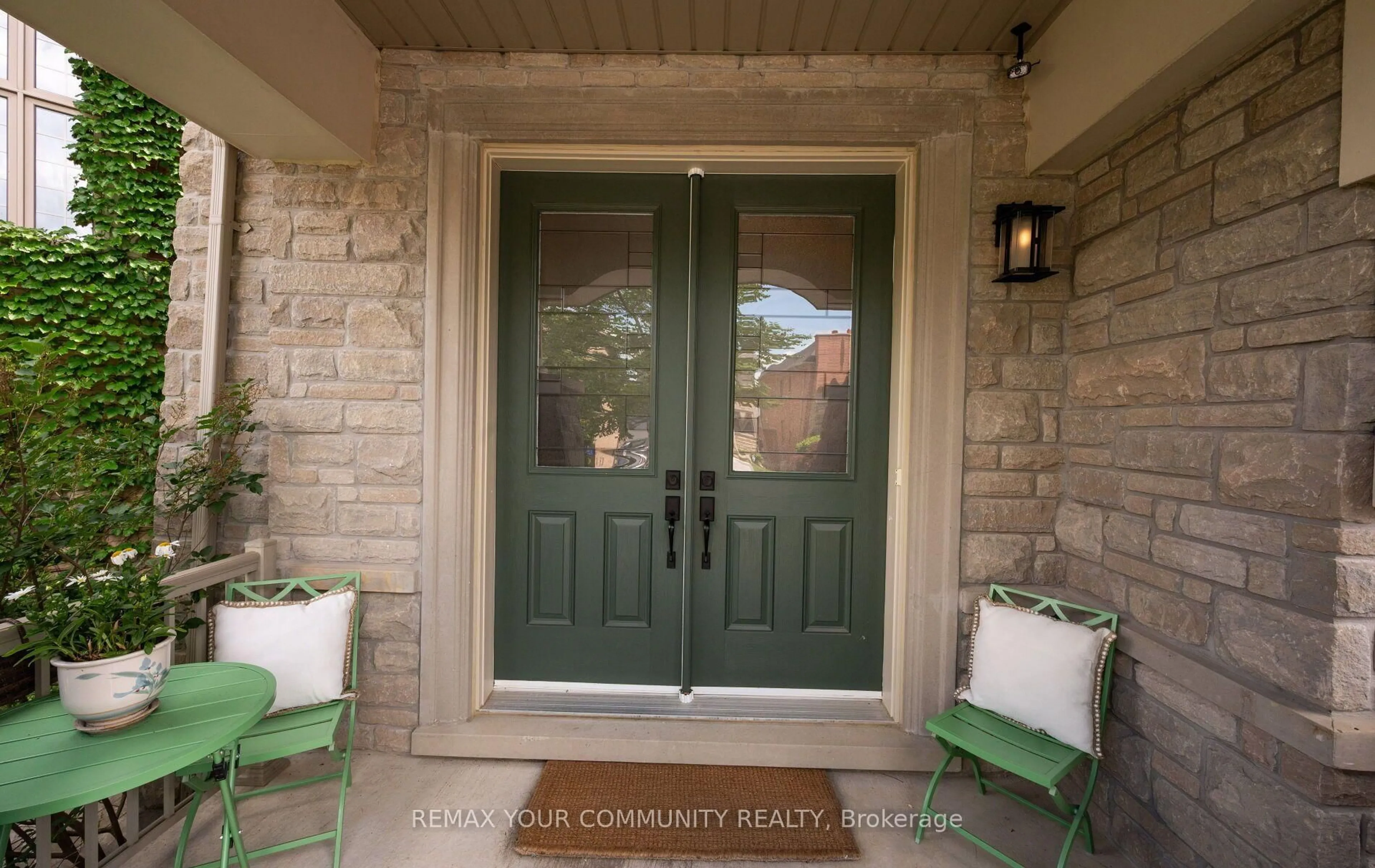 Indoor entryway for 21 Lilly Valley Cres, King Ontario L7B 0B5