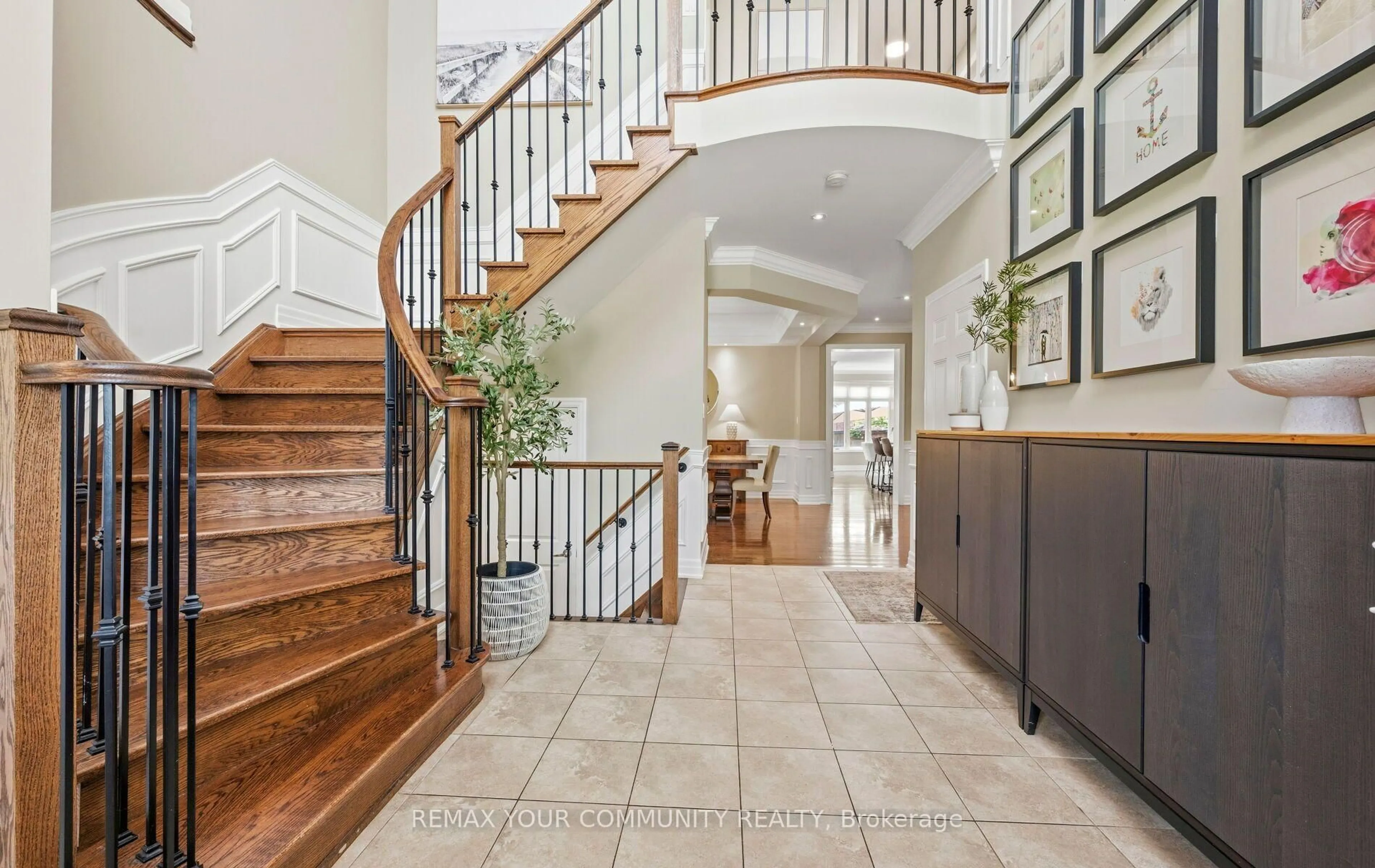 Indoor entryway for 21 Lilly Valley Cres, King Ontario L7B 0B5