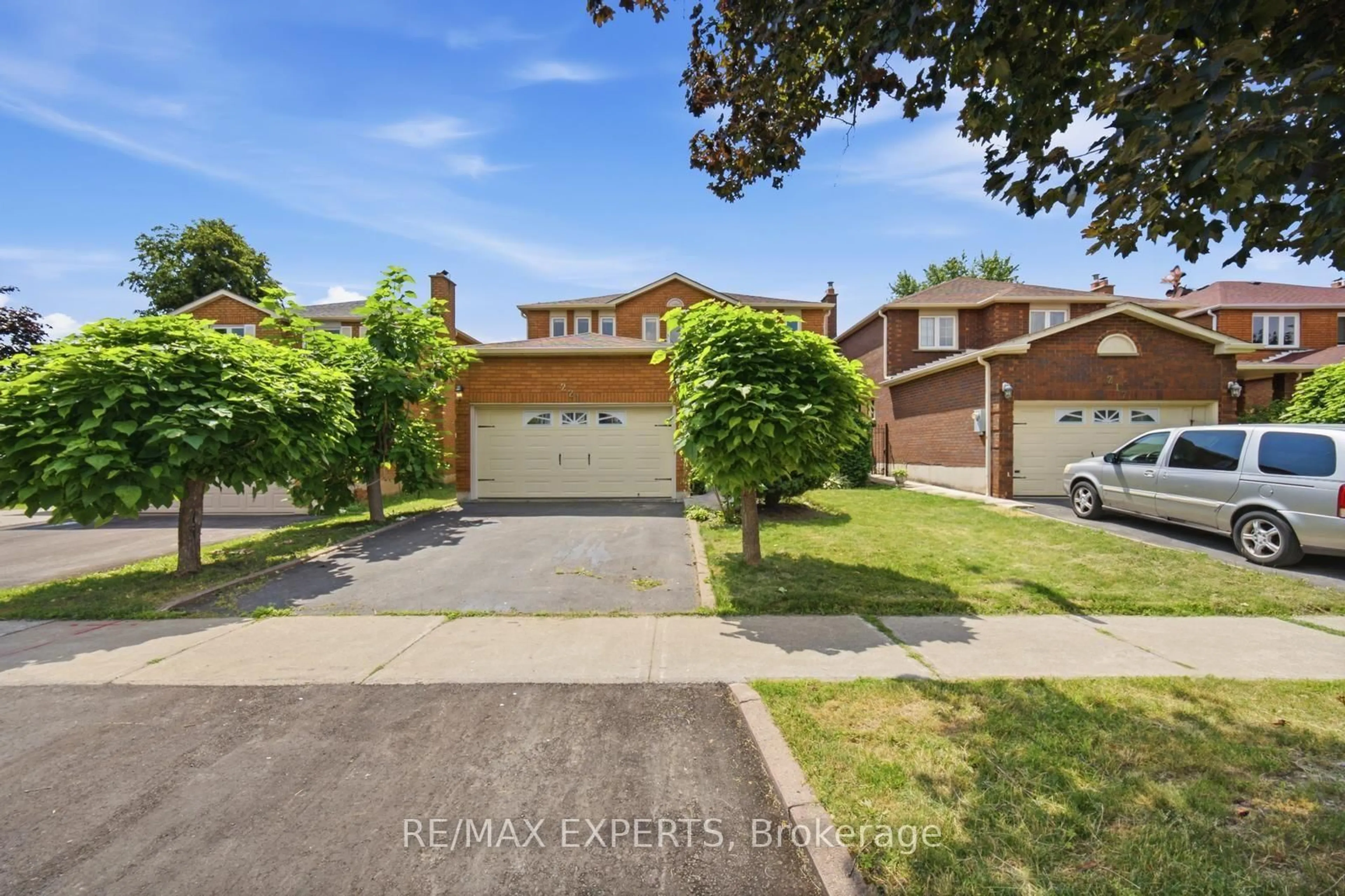 A pic from outside/outdoor area/front of a property/back of a property/a pic from drone, street for 221 Judith Ave, Vaughan Ontario L4J 7E3