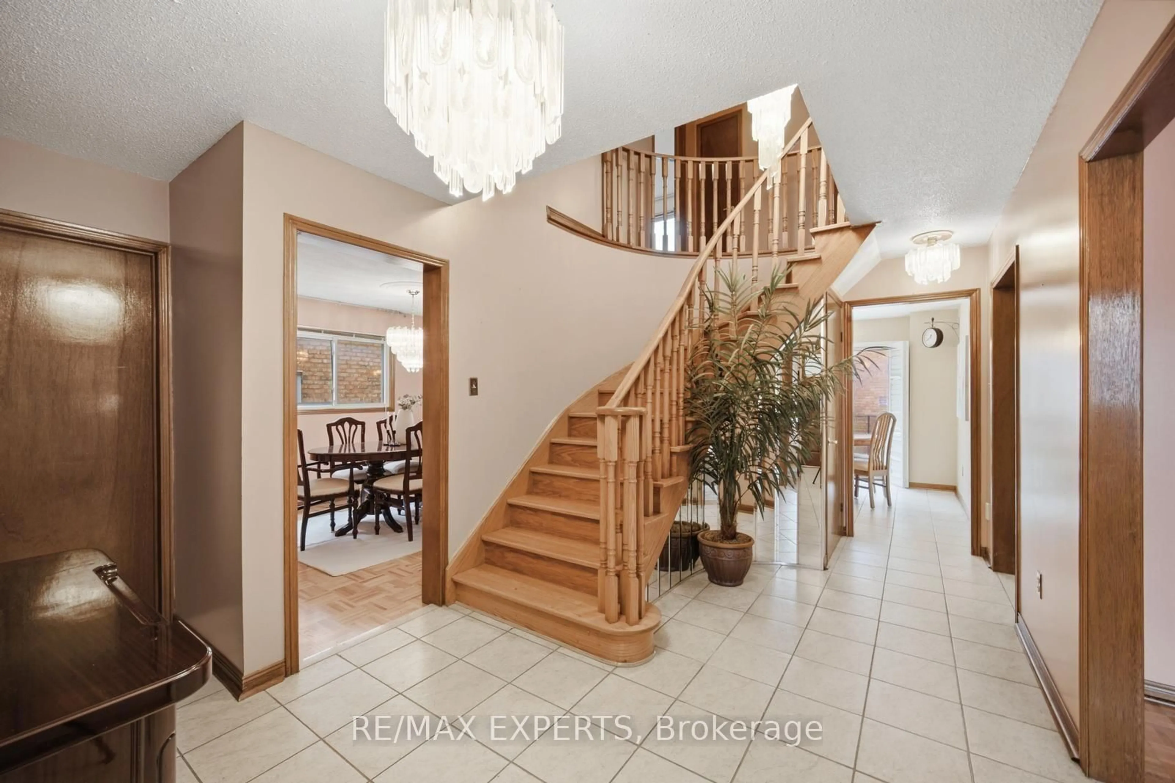 Indoor foyer for 221 Judith Ave, Vaughan Ontario L4J 7E3