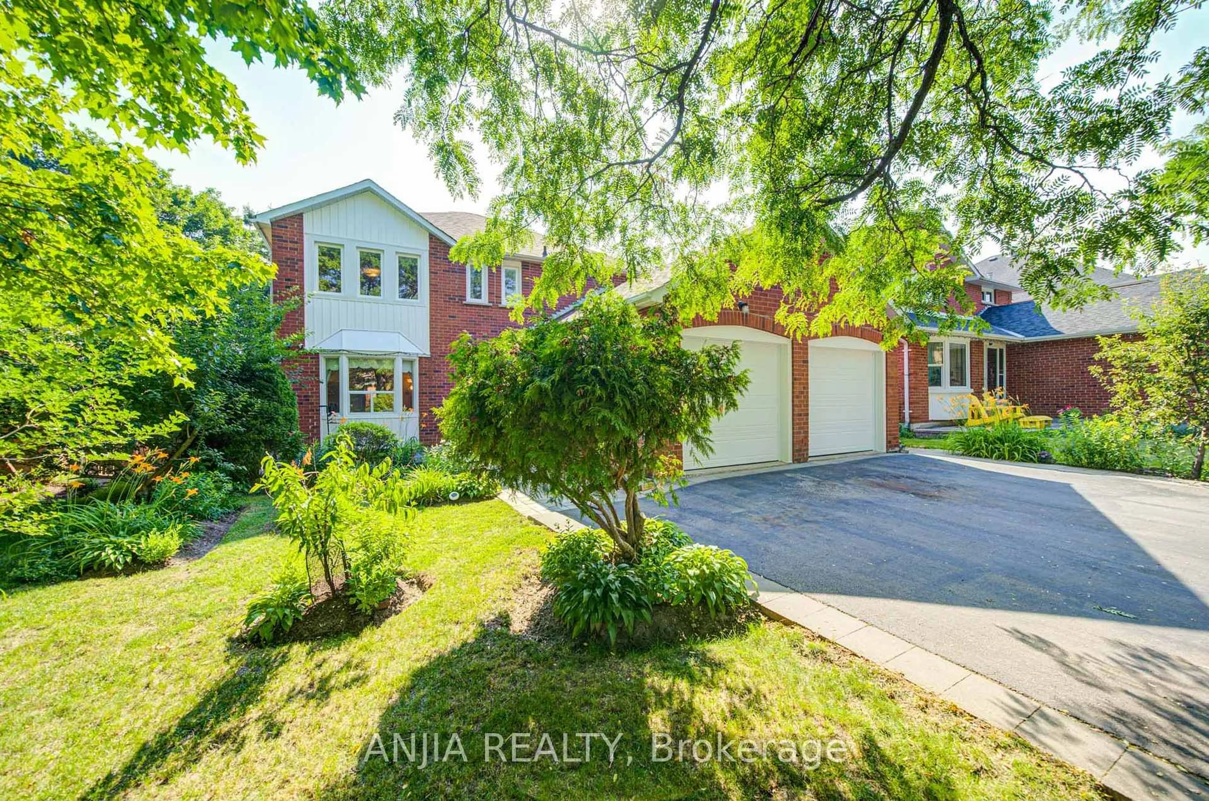 A pic from outside/outdoor area/front of a property/back of a property/a pic from drone, street for 8 Brooklyn Cres, Markham Ontario L3P 7C1