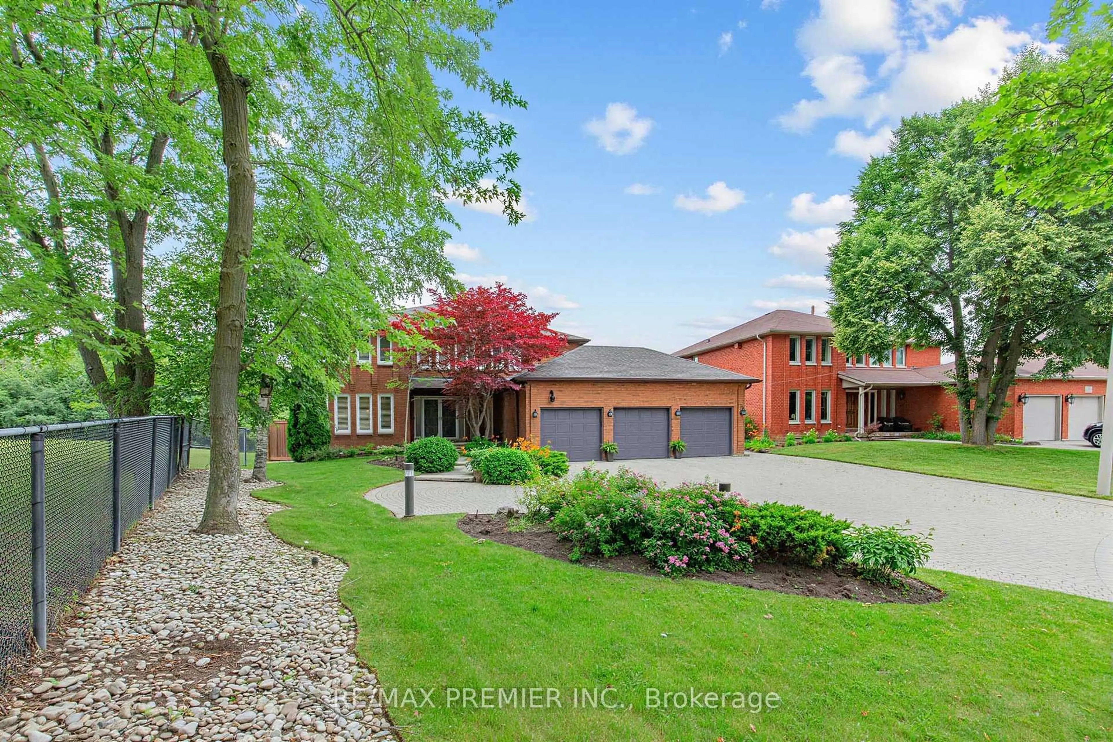A pic from outside/outdoor area/front of a property/back of a property/a pic from drone, unknown for 28 Bridgend Crt, Vaughan Ontario L4L 3L3