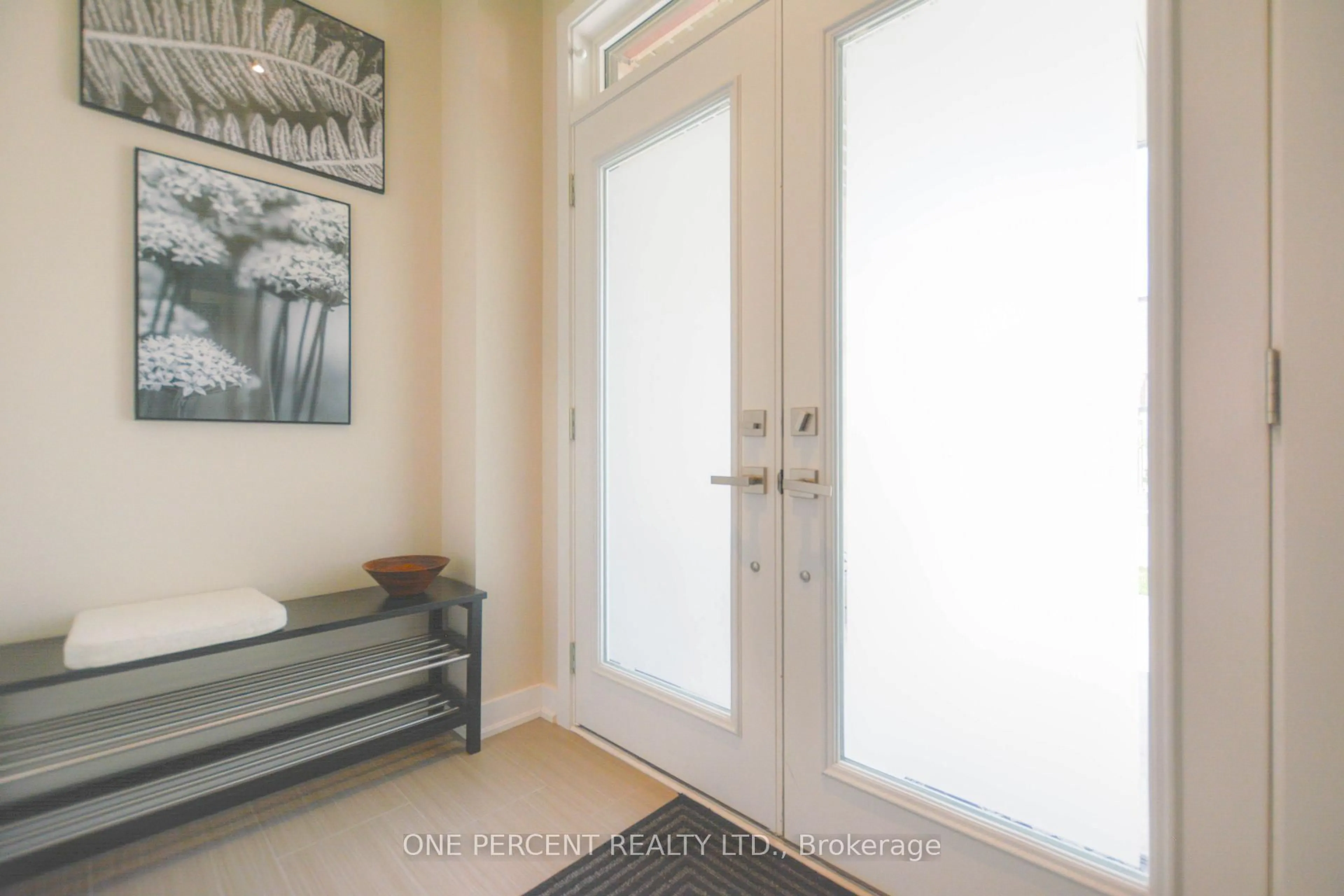 Indoor entryway for 16 Denarius Cres, Richmond Hill Ontario L4E 0Y9