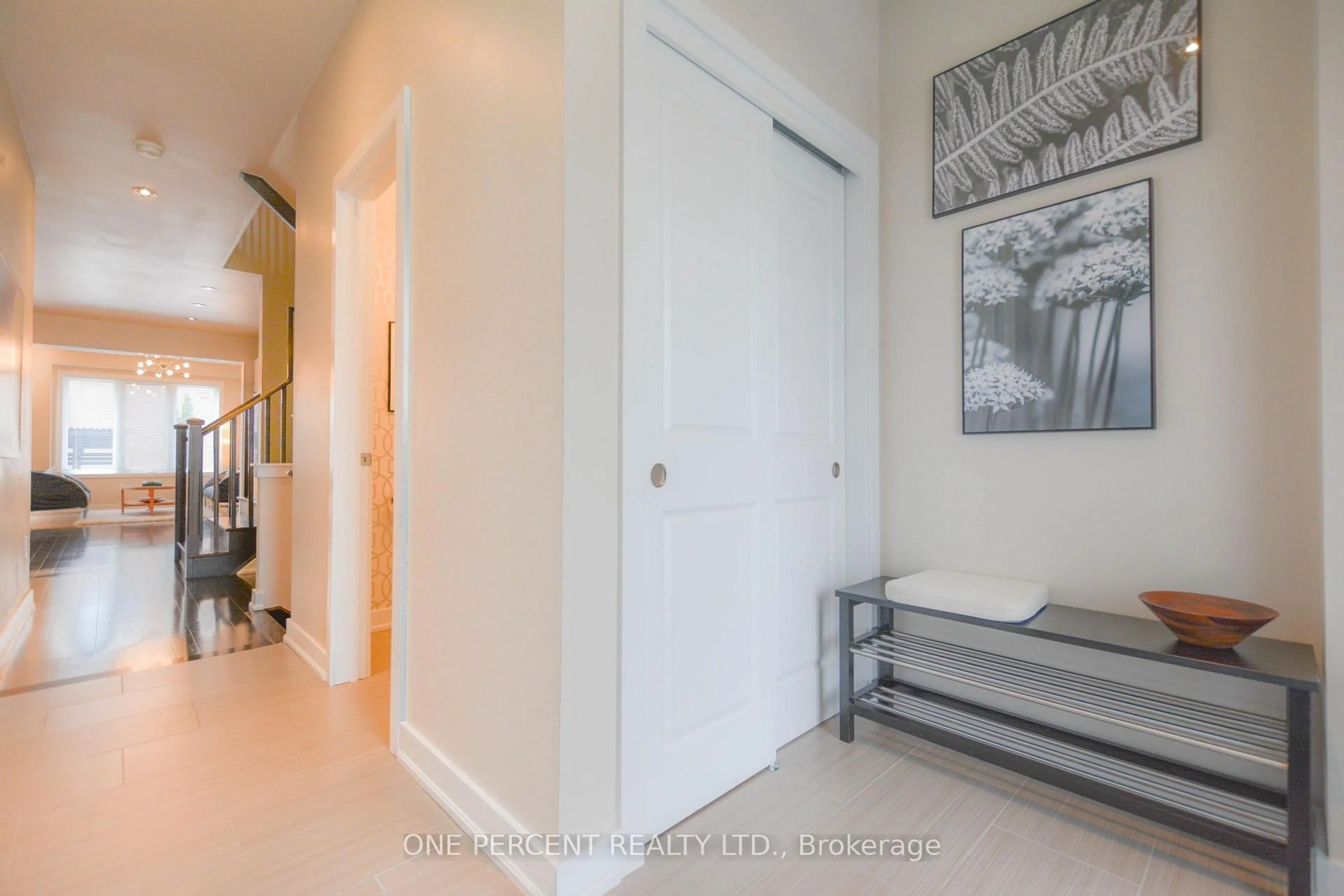 Indoor entryway for 16 Denarius Cres, Richmond Hill Ontario L4E 0Y9