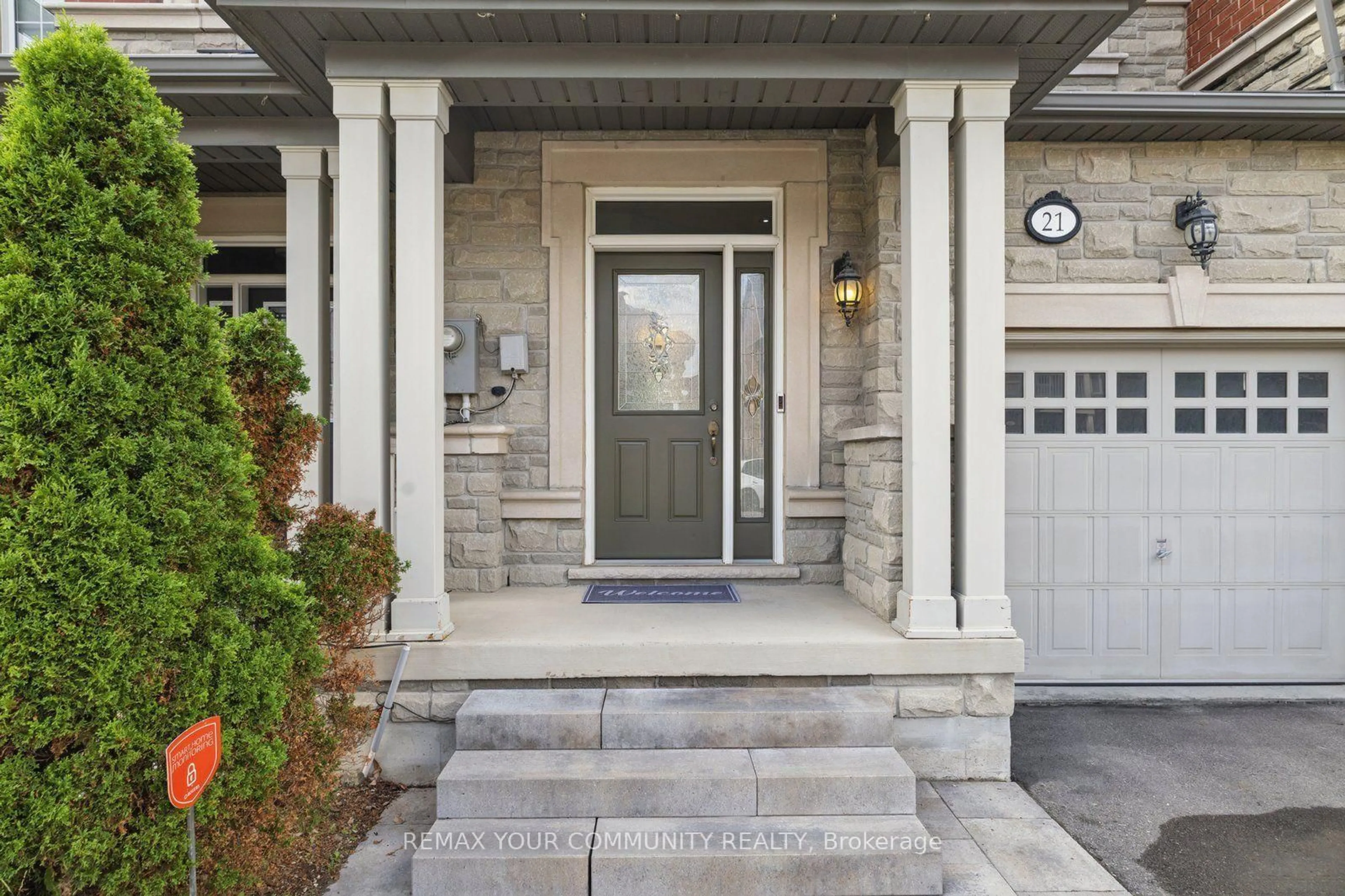 Indoor entryway for 21 Warbler Ave, Vaughan Ontario L6A 0X5