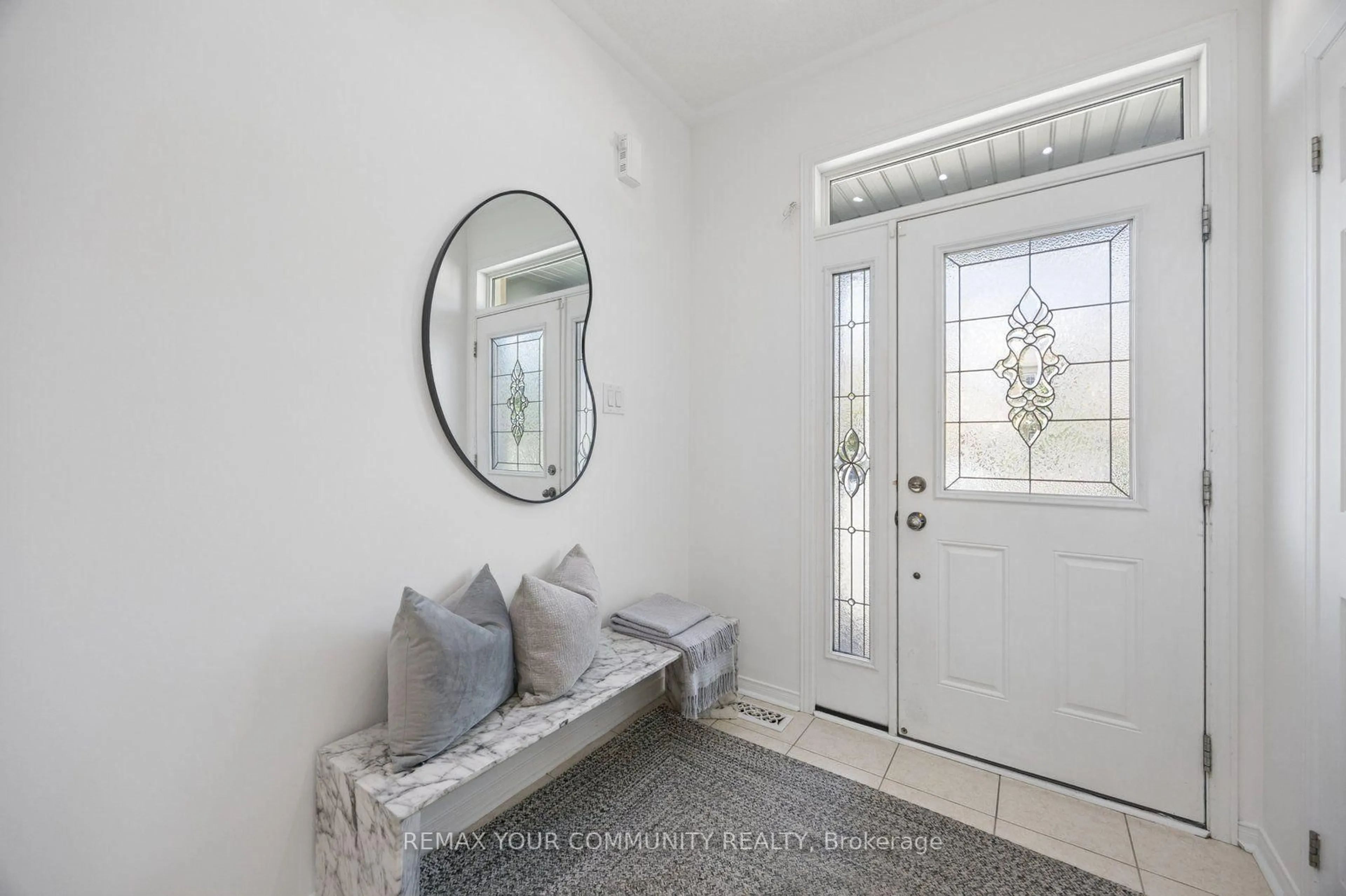 Indoor entryway for 21 Warbler Ave, Vaughan Ontario L6A 0X5