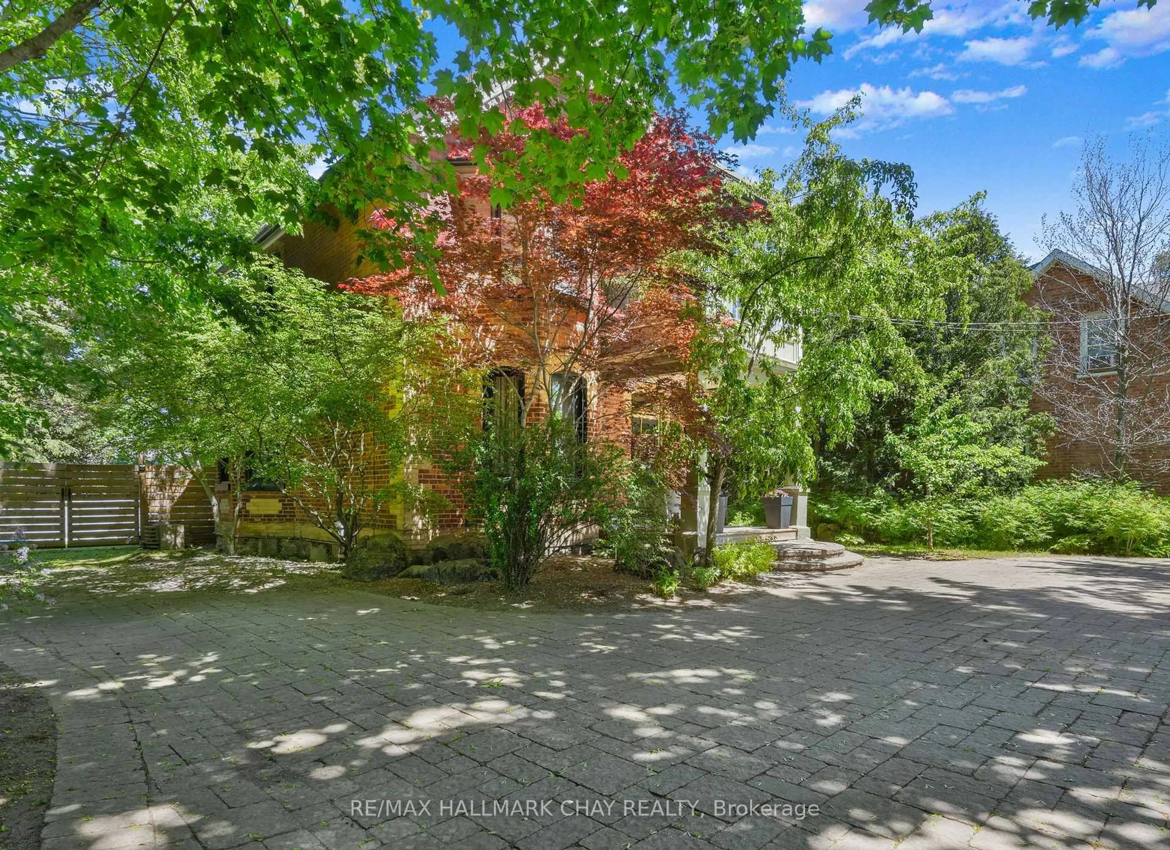 A pic from outside/outdoor area/front of a property/back of a property/a pic from drone, unknown for 134 Victoria St, New Tecumseth Ontario L9R 1K6