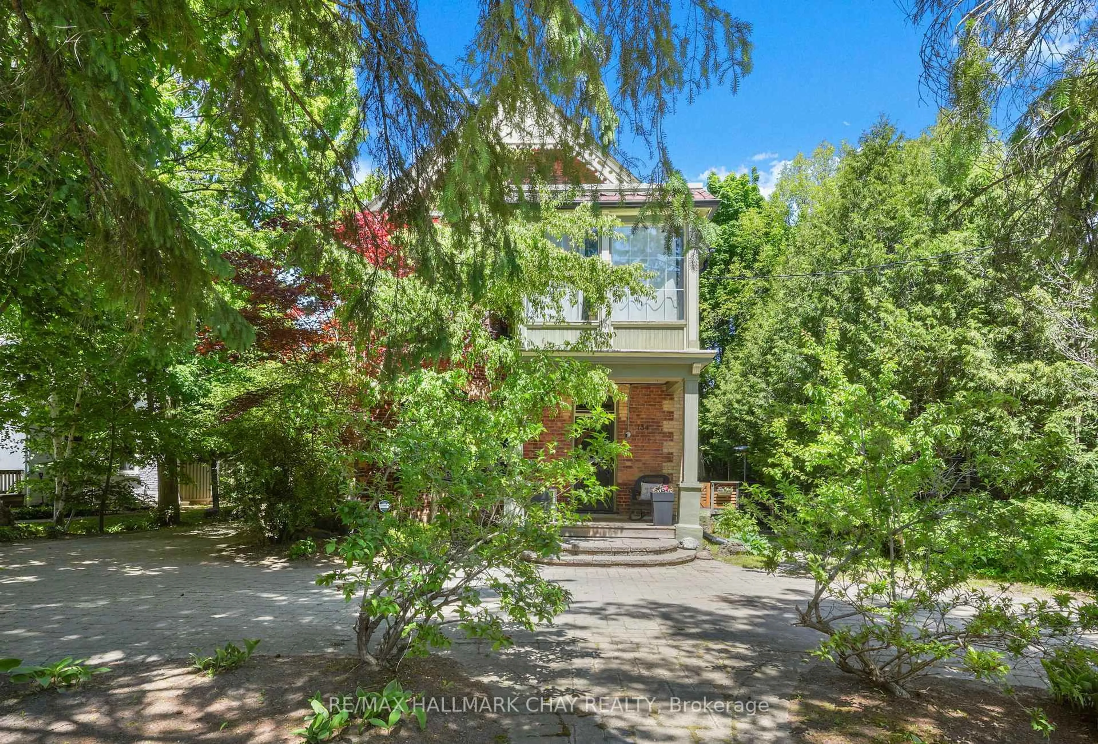 A pic from outside/outdoor area/front of a property/back of a property/a pic from drone, street for 134 Victoria St, New Tecumseth Ontario L9R 1K6