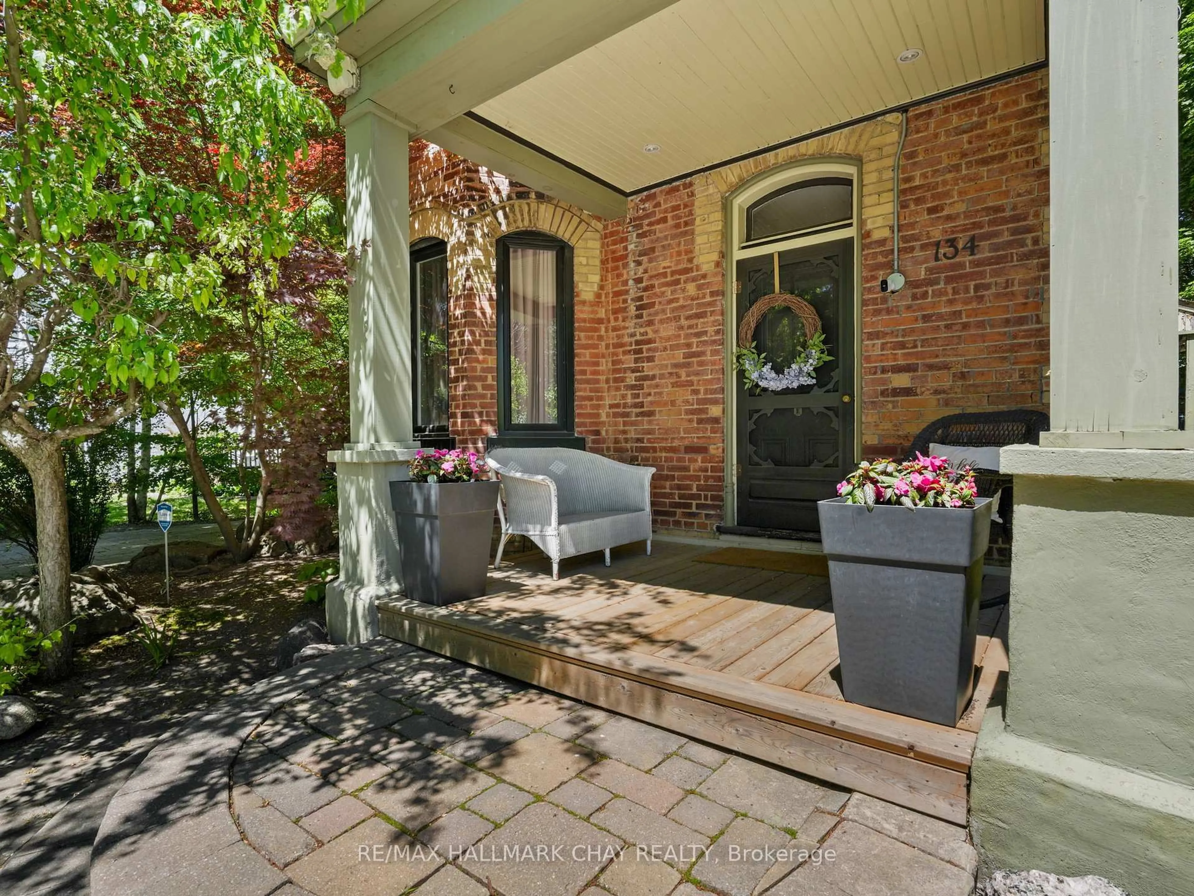 Patio, street for 134 Victoria St, New Tecumseth Ontario L9R 1K6