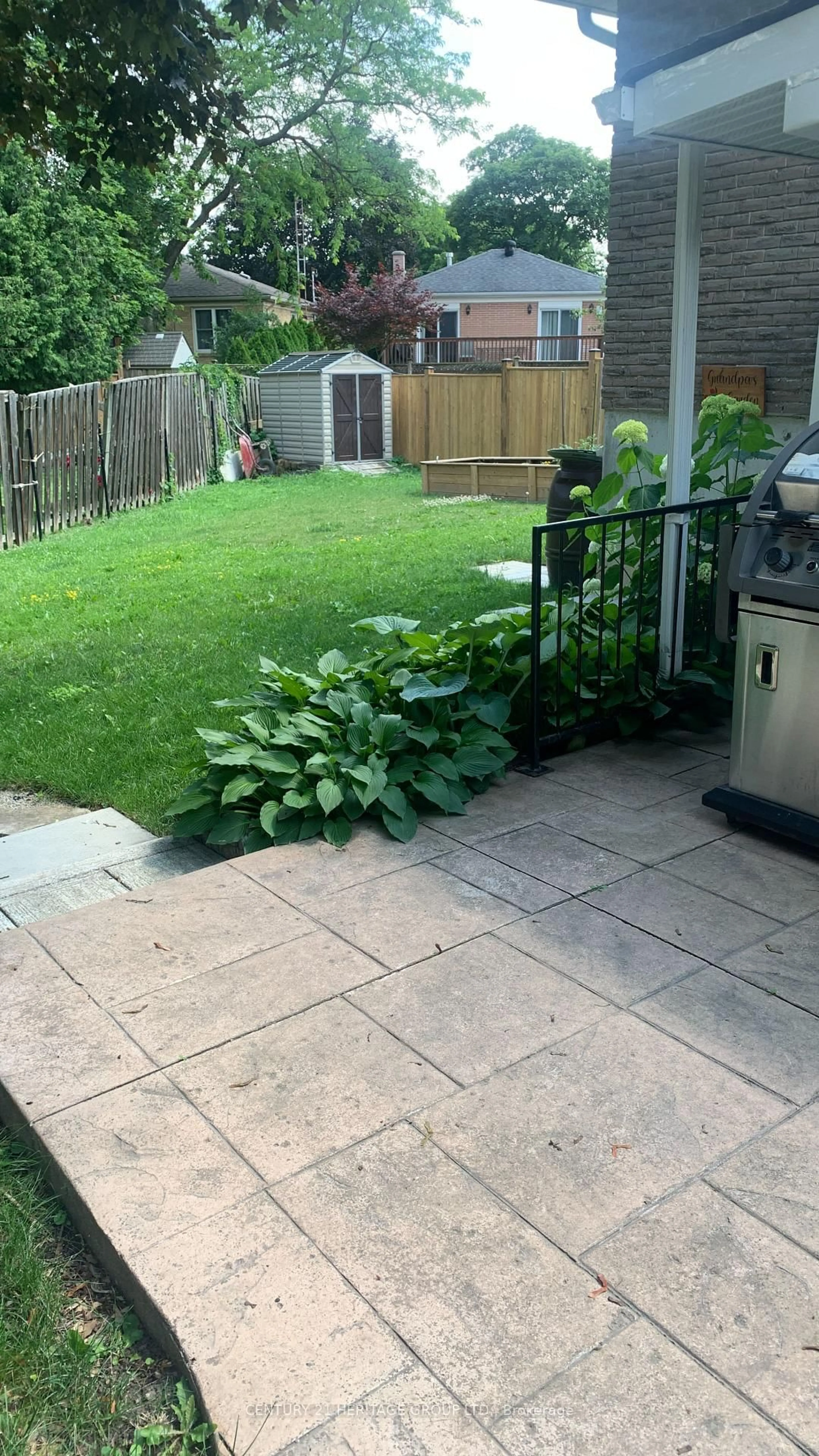 Patio, street for 135 Golf Club Crt, Richmond Hill Ontario L4C 5E1