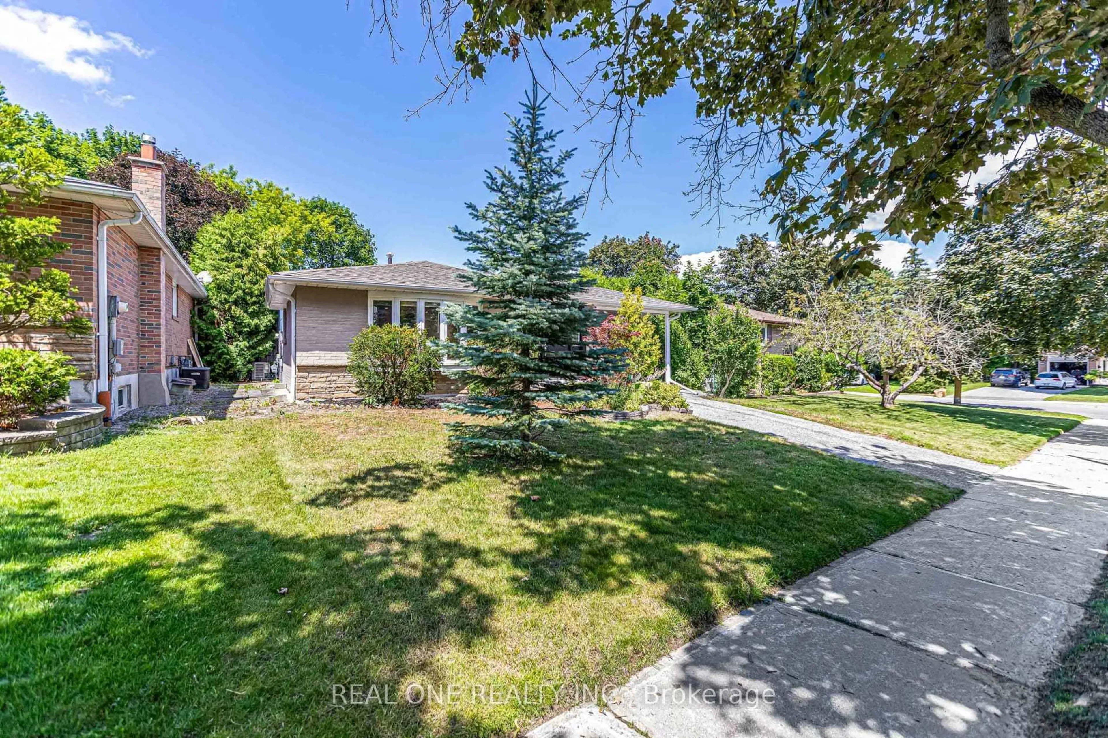 A pic from outside/outdoor area/front of a property/back of a property/a pic from drone, street for 52 Devins Dr, Aurora Ontario L4G 2Z1