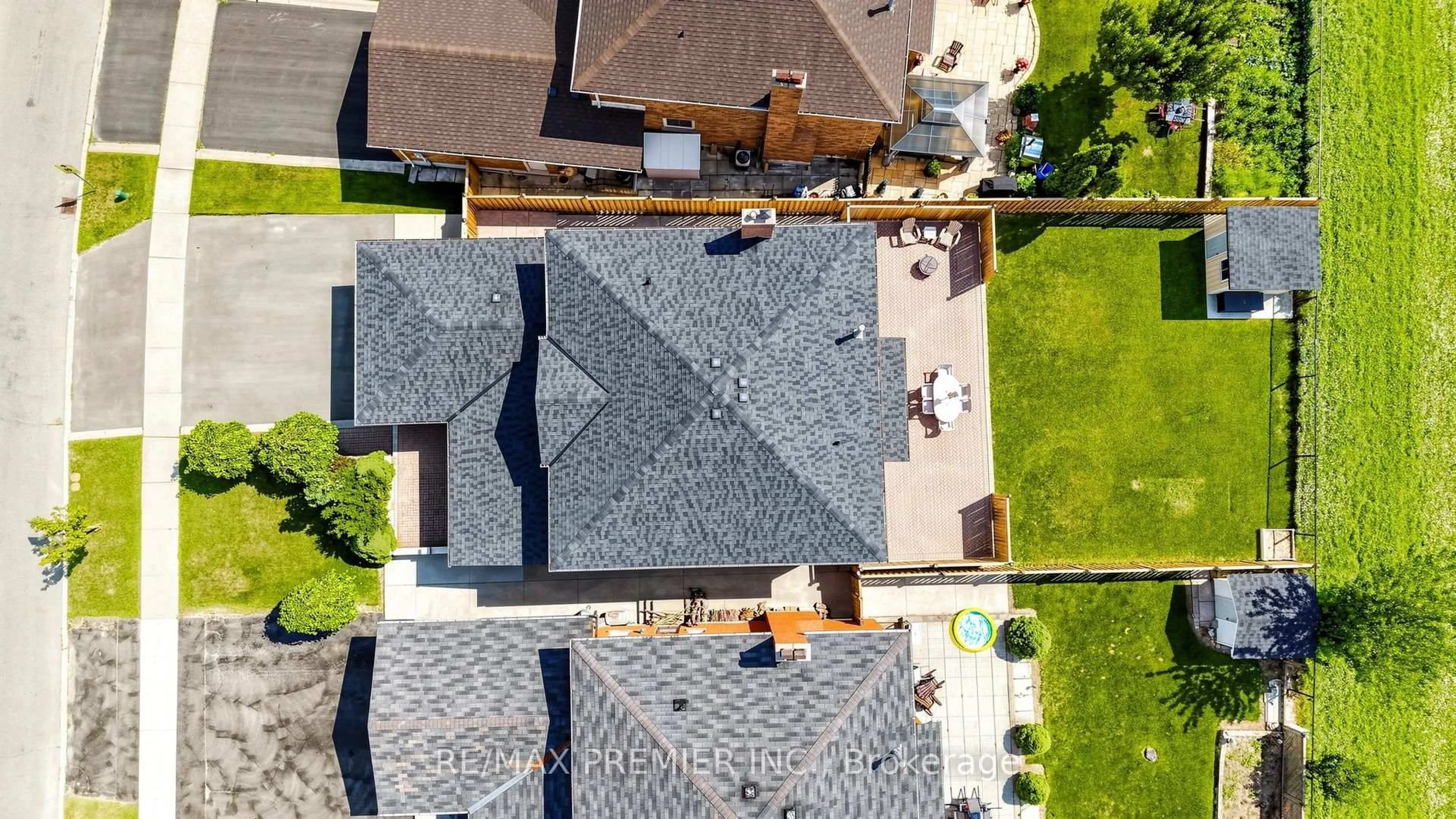 A pic from outside/outdoor area/front of a property/back of a property/a pic from drone, street for 261 Morning Star Dr, Vaughan Ontario L4L 6H4