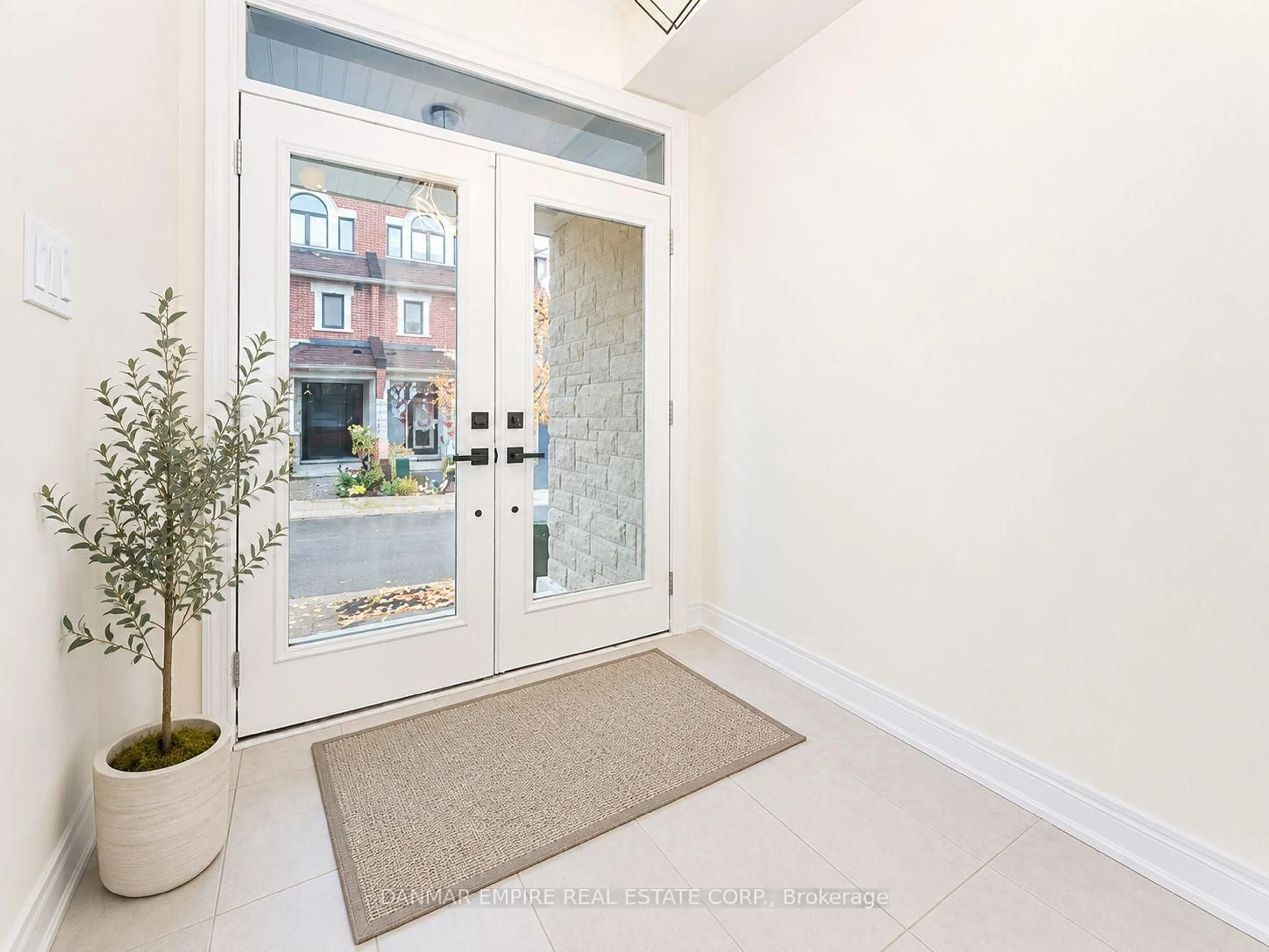 Indoor entryway for 11 Hiawatha Crt, Vaughan Ontario L4L 0J2